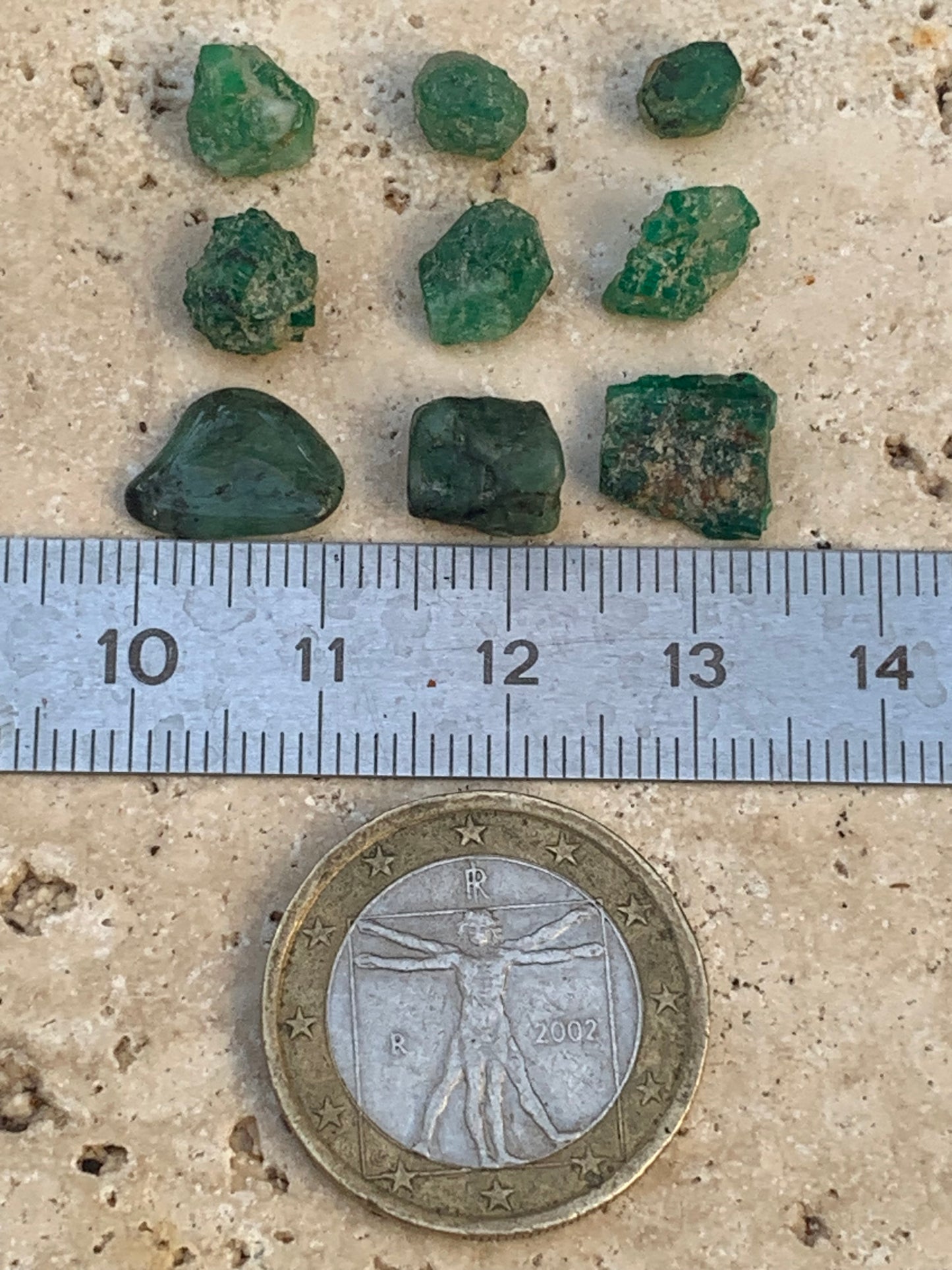 Émeraude, pièces brutes vendus en lot ou à l'unité, taille d'environ 10mm x5 x4 - 3,1 grammes (lot). Parfait en collection, bijouterie, exposition...