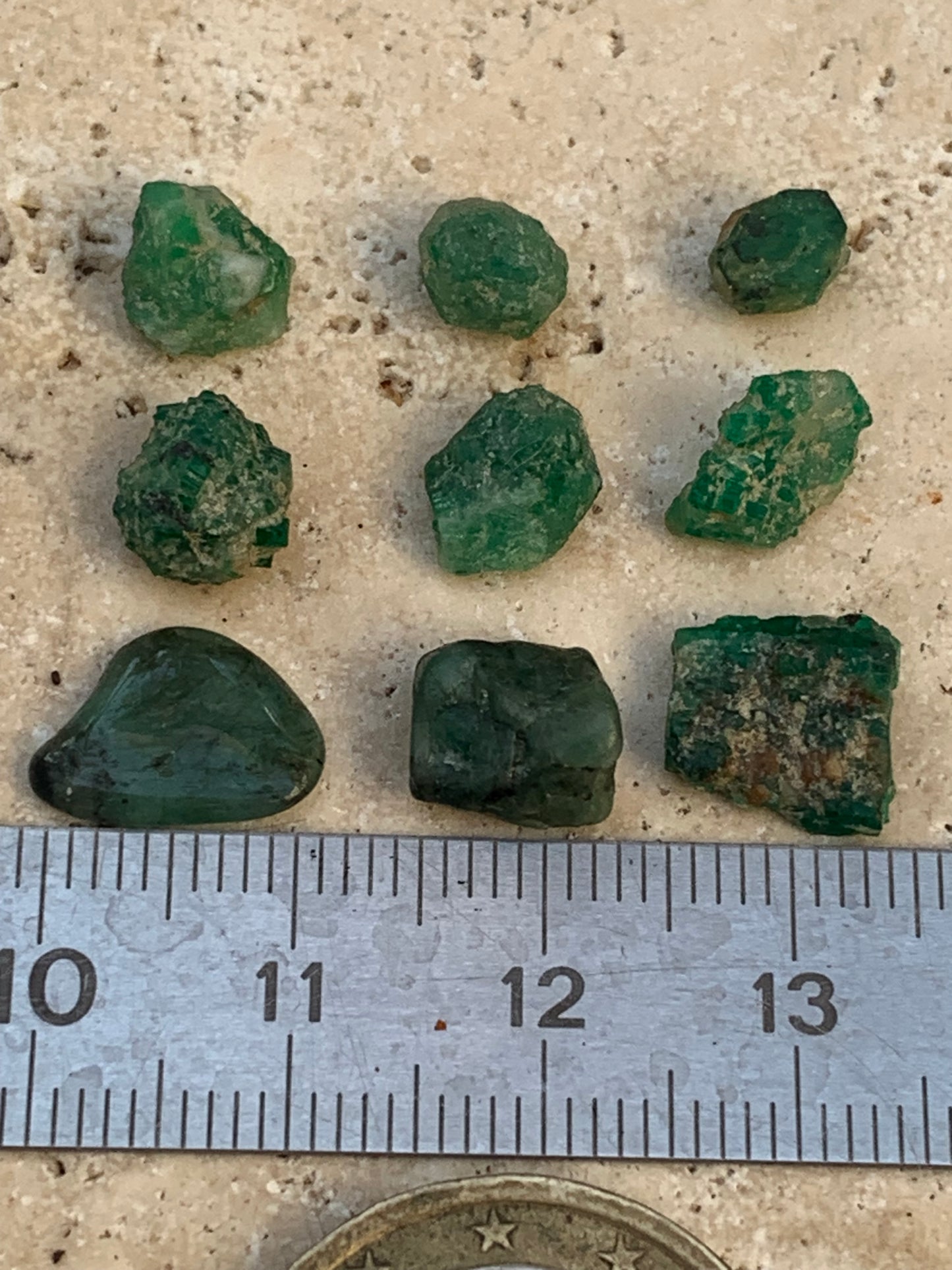 Émeraude, pièces brutes vendus en lot ou à l'unité, taille d'environ 10mm x5 x4 - 3,1 grammes (lot). Parfait en collection, bijouterie, exposition...