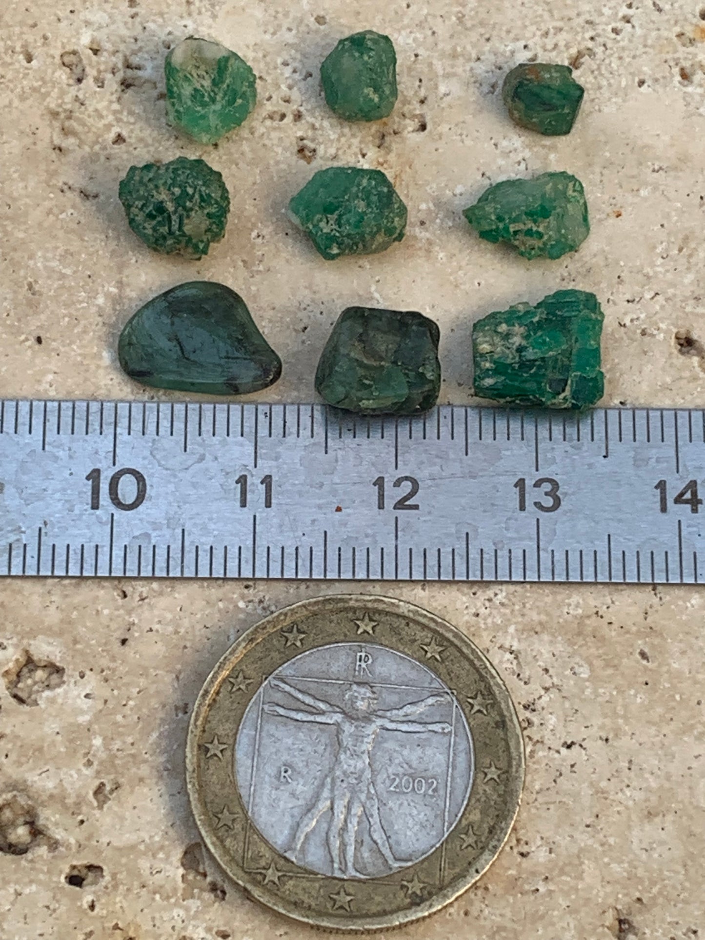 Émeraude, pièces brutes vendus en lot ou à l'unité, taille d'environ 10mm x5 x4 - 3,1 grammes (lot). Parfait en collection, bijouterie, exposition...