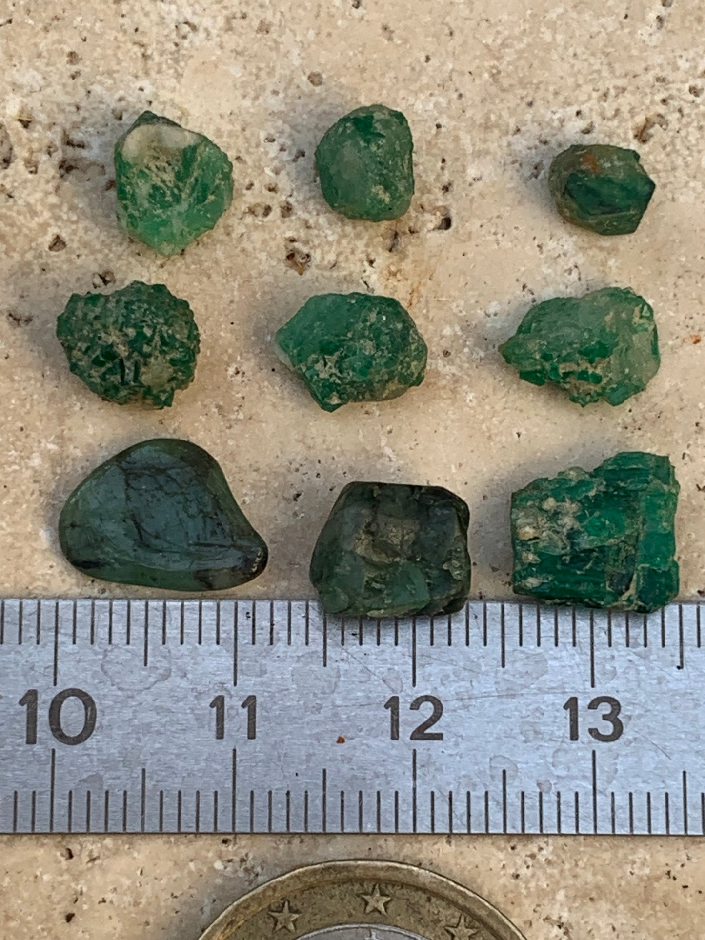 Émeraude, pièces brutes vendus en lot ou à l'unité, taille d'environ 10mm x5 x4 - 3,1 grammes (lot). Parfait en collection, bijouterie, exposition...