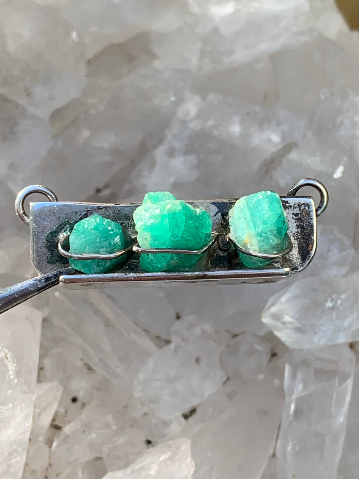 Émeraude, pendentif "double attache" en Argent vieilli de 40mm x12 x10 / 7,1 grammes. Pendentif vendu seul ou sur chaine de 42 cm !