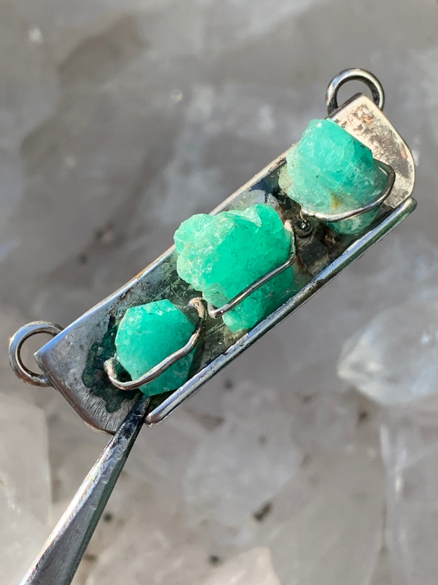 Émeraude, pendentif "double attache" en Argent vieilli de 40mm x12 x10 / 7,1 grammes. Pendentif vendu seul ou sur chaine de 42 cm !