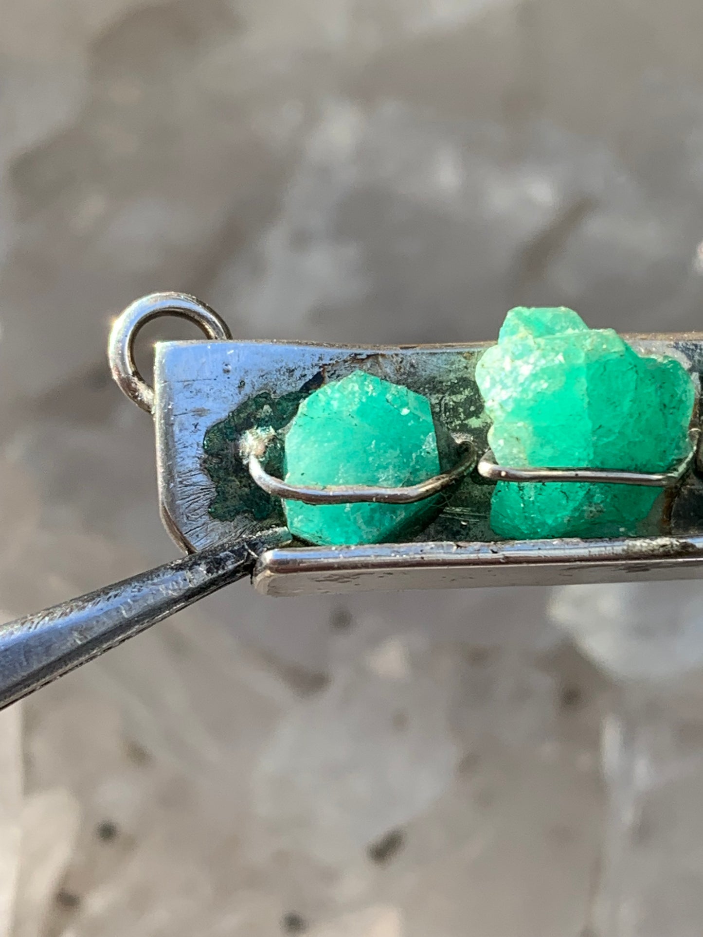 Émeraude, pendentif "double attache" en Argent vieilli de 40mm x12 x10 / 7,1 grammes. Pendentif vendu seul ou sur chaine de 42 cm !