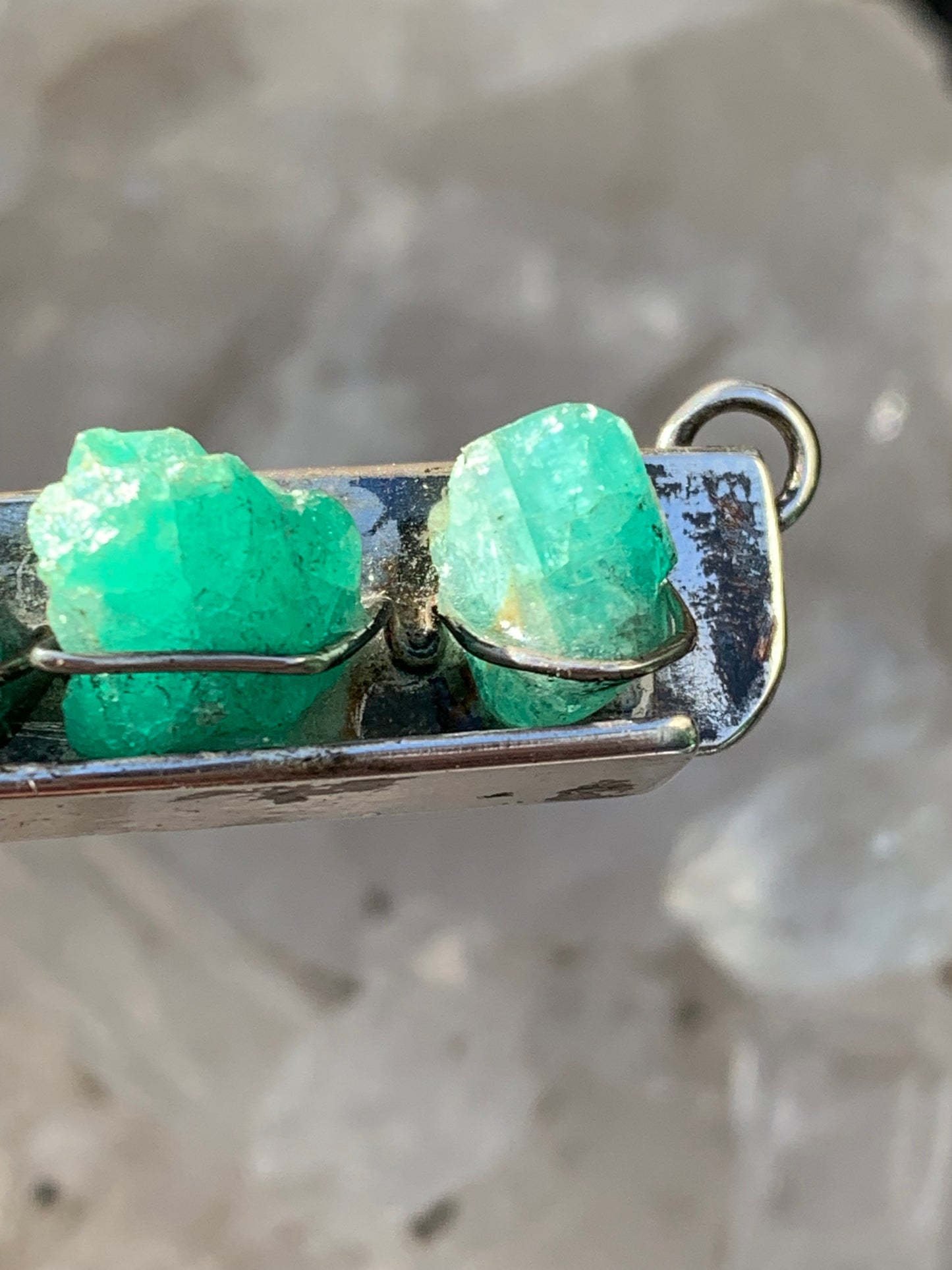 Émeraude, pendentif "double attache" en Argent vieilli de 40mm x12 x10 / 7,1 grammes. Pendentif vendu seul ou sur chaine de 42 cm !