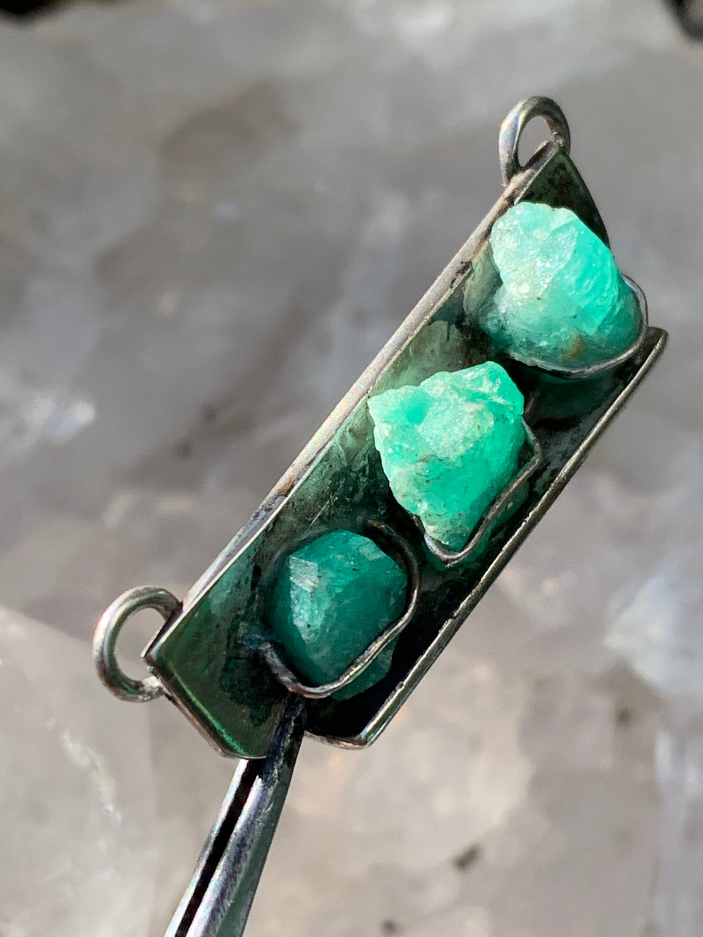 Émeraude, pendentif "double attache" en Argent vieilli de 40mm x12 x10 / 7,1 grammes. Pendentif vendu seul ou sur chaine de 42 cm !