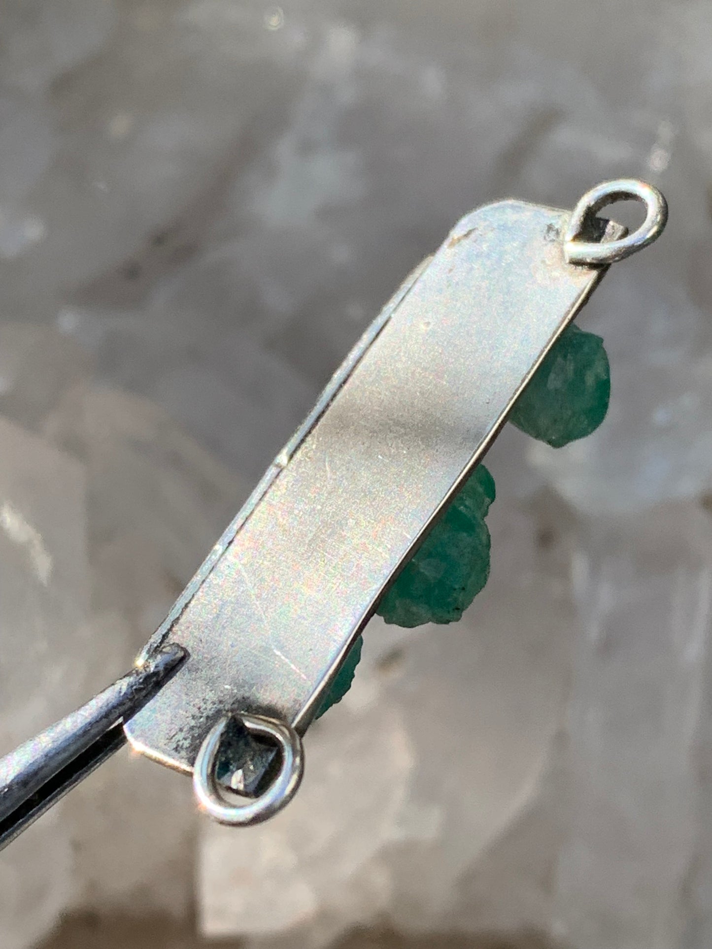 Émeraude, pendentif "double attache" en Argent vieilli de 40mm x12 x10 / 7,1 grammes. Pendentif vendu seul ou sur chaine de 42 cm !