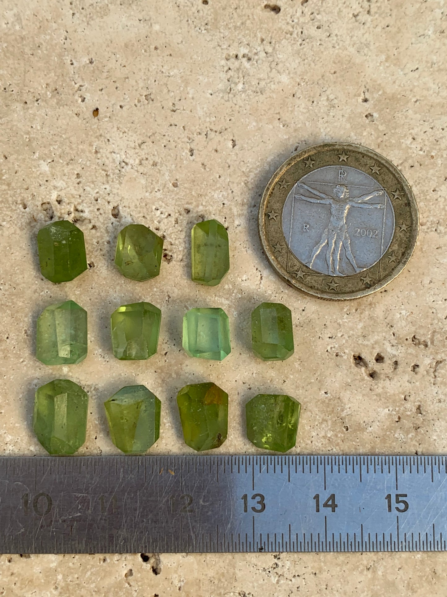 Péridot, cabochons rectangulaires a pans coupés (non percé), vendus en lot ou à l'unité, de 10mm x7 x 4 en moyenne - 5,3 grammes (lot). Parfait en collection, bijouterie, exposition...