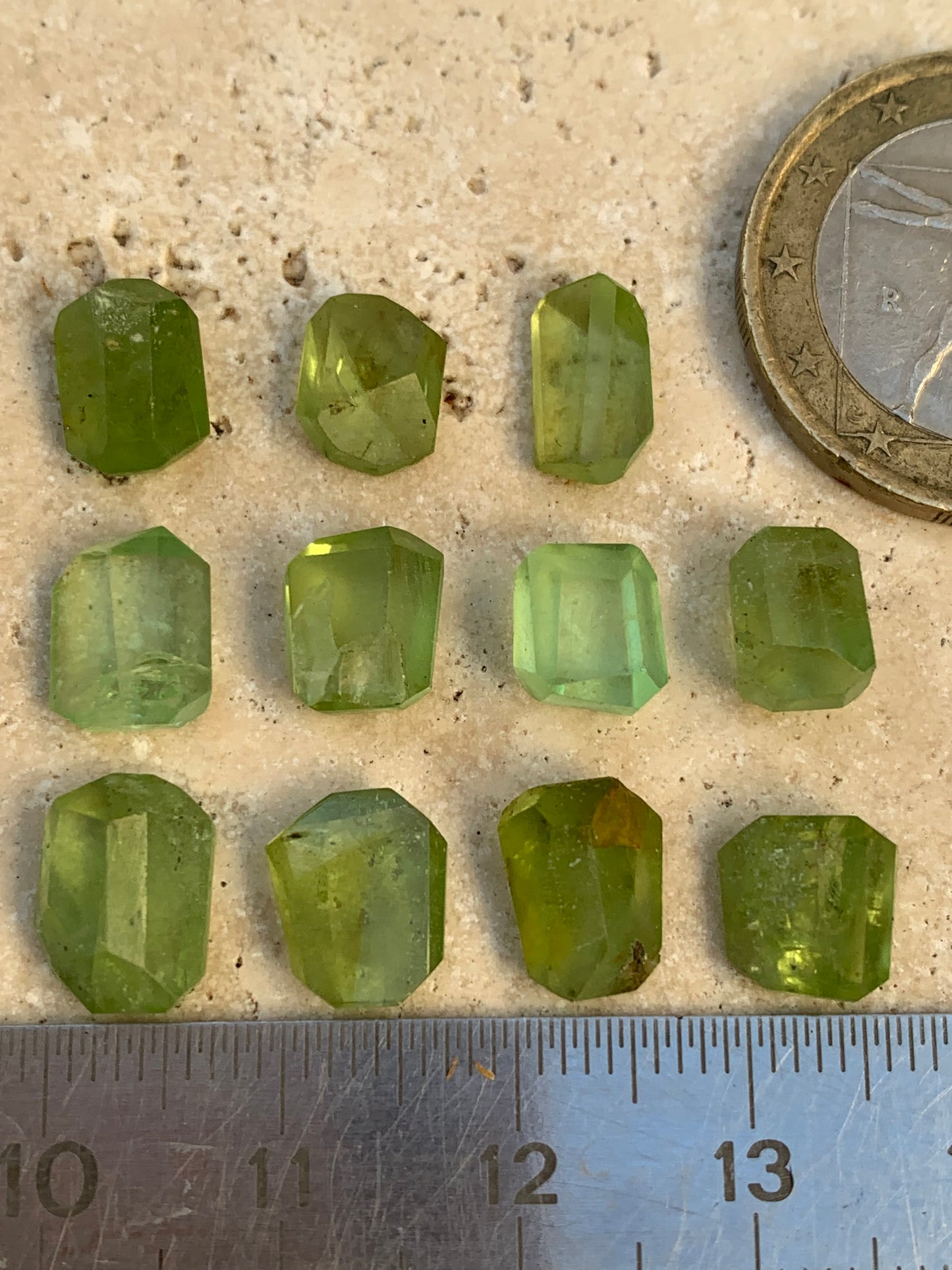 Péridot, cabochons rectangulaires a pans coupés (non percé), vendus en lot ou à l'unité, de 10mm x7 x 4 en moyenne - 5,3 grammes (lot). Parfait en collection, bijouterie, exposition...