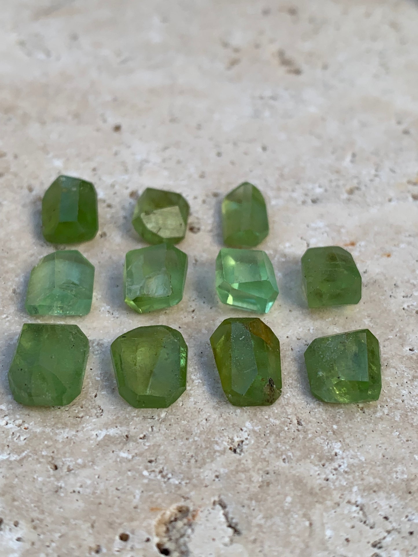 Péridot, cabochons rectangulaires a pans coupés (non percé), vendus en lot ou à l'unité, de 10mm x7 x 4 en moyenne - 5,3 grammes (lot). Parfait en collection, bijouterie, exposition...