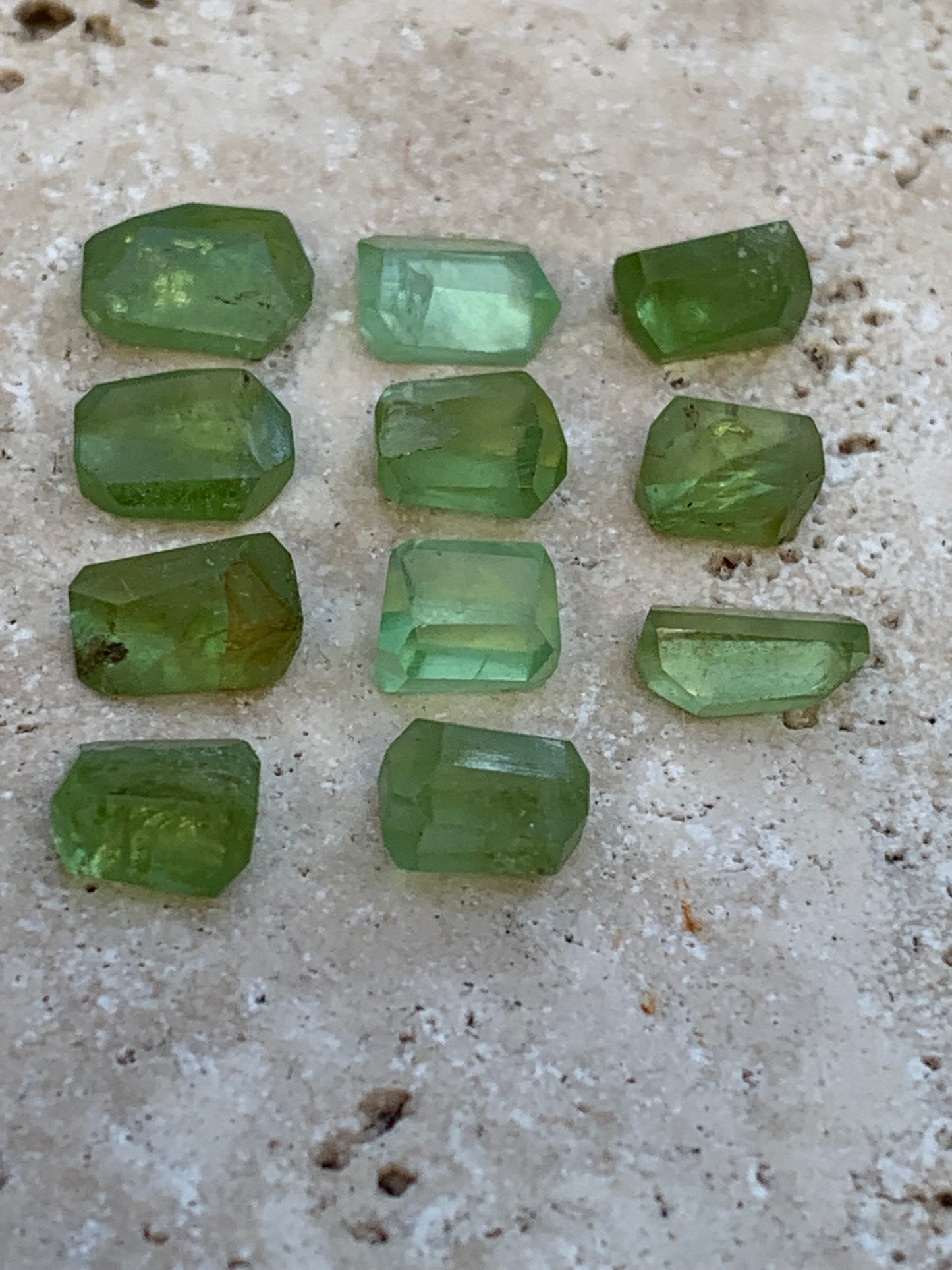 Péridot, cabochons rectangulaires a pans coupés (non percé), vendus en lot ou à l'unité, de 10mm x7 x 4 en moyenne - 5,3 grammes (lot). Parfait en collection, bijouterie, exposition...