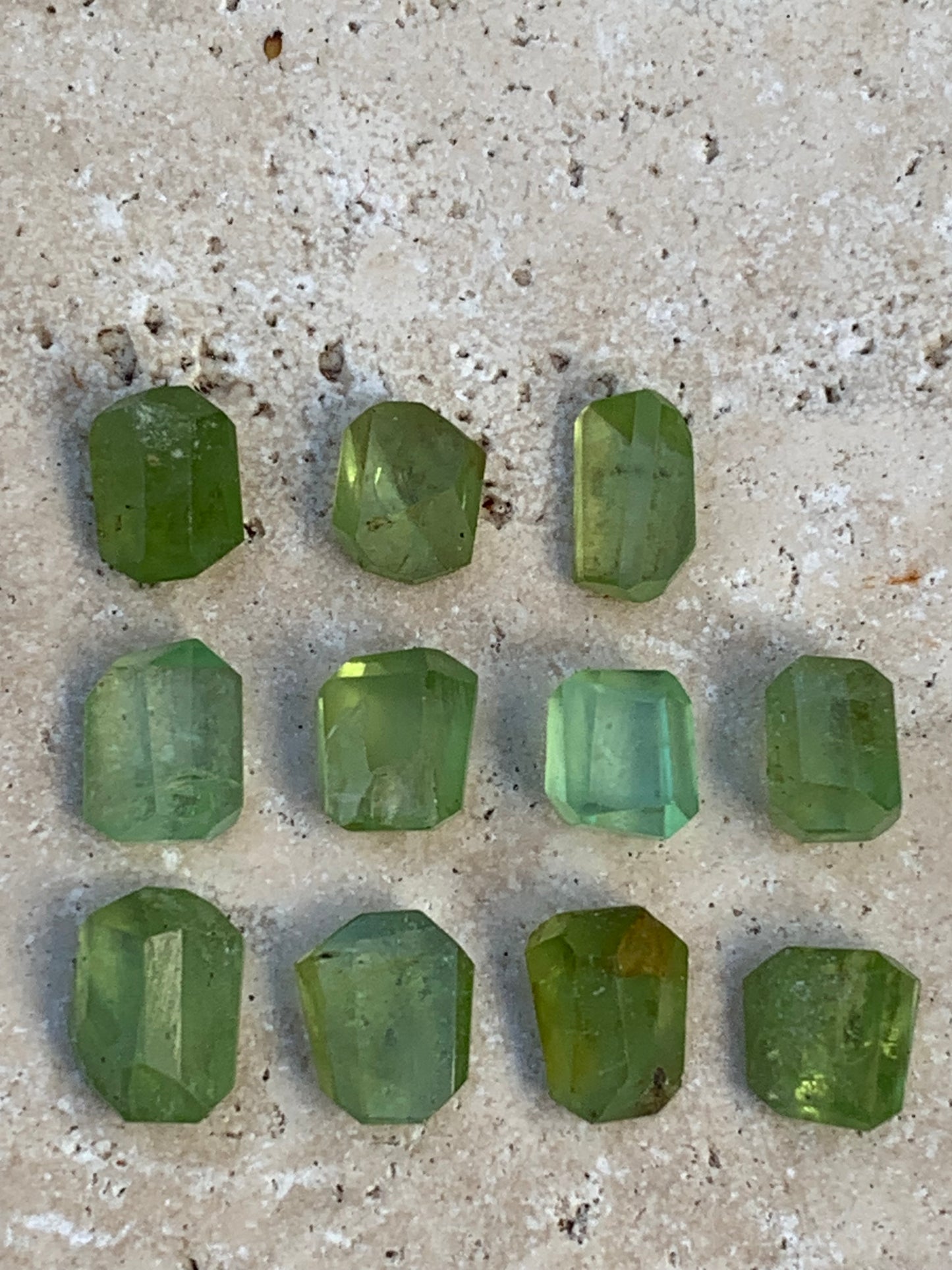 Péridot, cabochons rectangulaires a pans coupés (non percé), vendus en lot ou à l'unité, de 10mm x7 x 4 en moyenne - 5,3 grammes (lot). Parfait en collection, bijouterie, exposition...