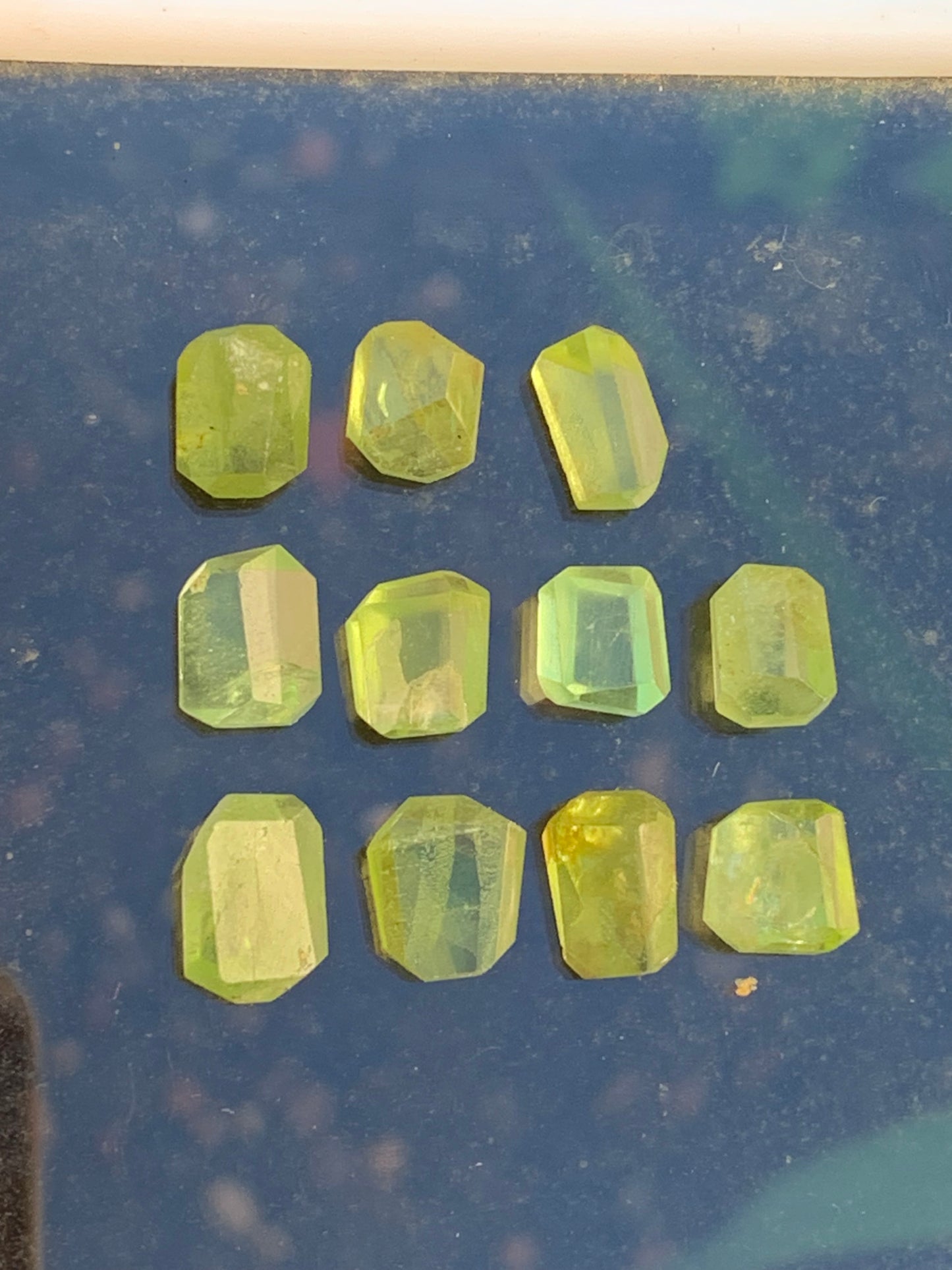 Péridot, cabochons rectangulaires a pans coupés (non percé), vendus en lot ou à l'unité, de 10mm x7 x 4 en moyenne - 5,3 grammes (lot). Parfait en collection, bijouterie, exposition...