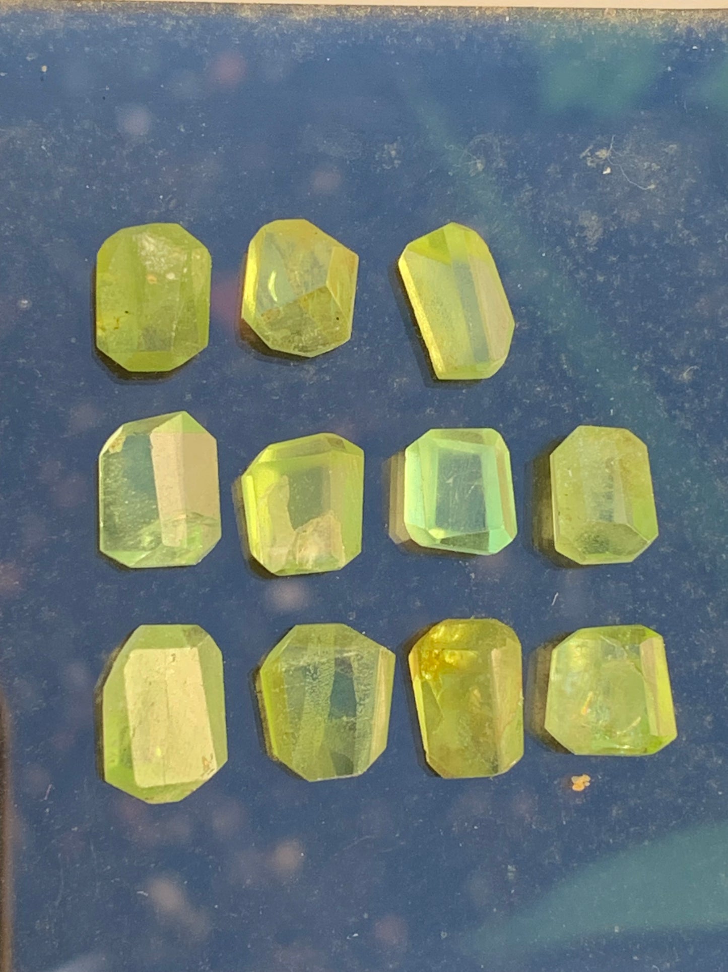 Péridot, cabochons rectangulaires a pans coupés (non percé), vendus en lot ou à l'unité, de 10mm x7 x 4 en moyenne - 5,3 grammes (lot). Parfait en collection, bijouterie, exposition...