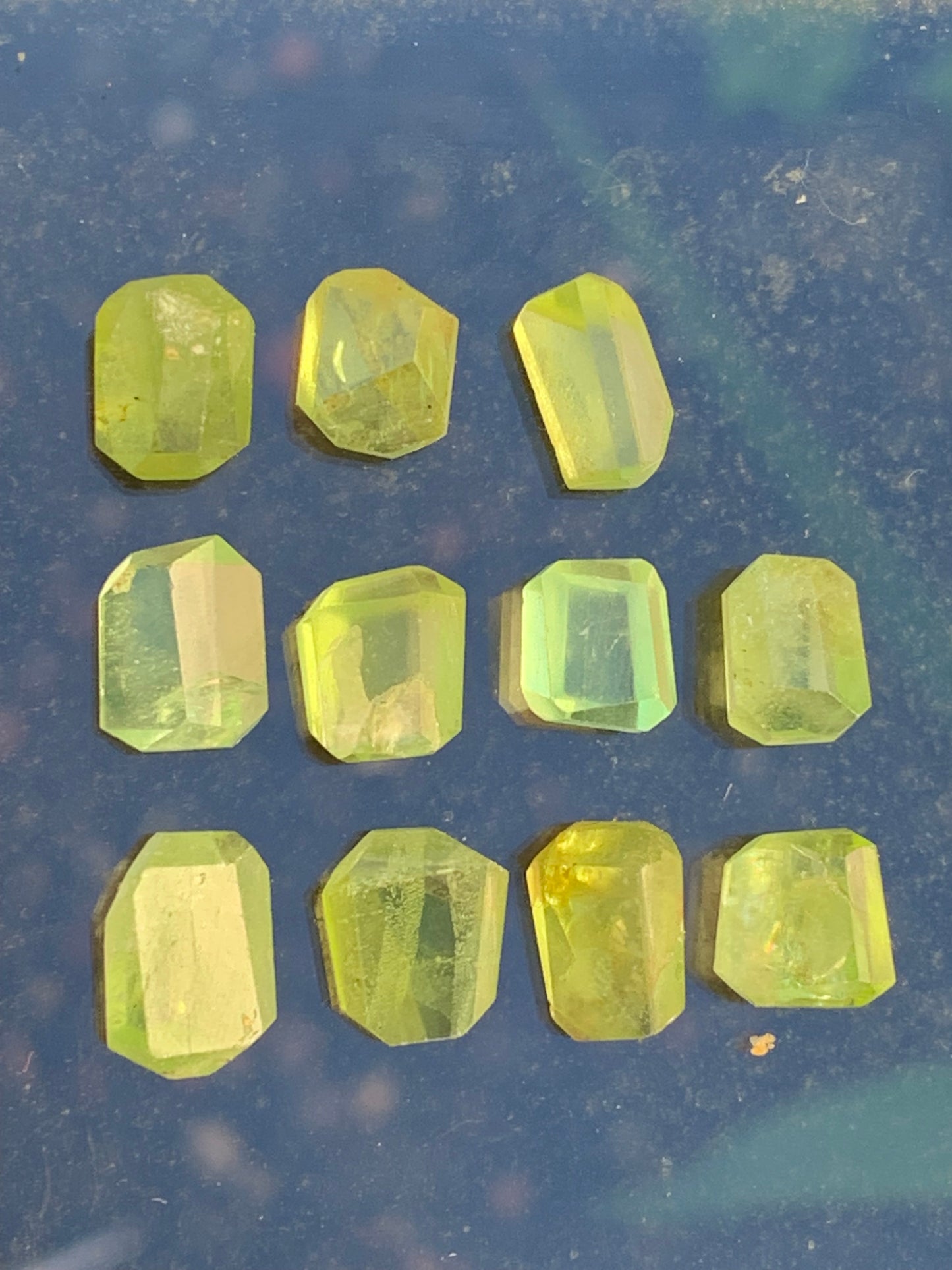 Péridot, cabochons rectangulaires a pans coupés (non percé), vendus en lot ou à l'unité, de 10mm x7 x 4 en moyenne - 5,3 grammes (lot). Parfait en collection, bijouterie, exposition...