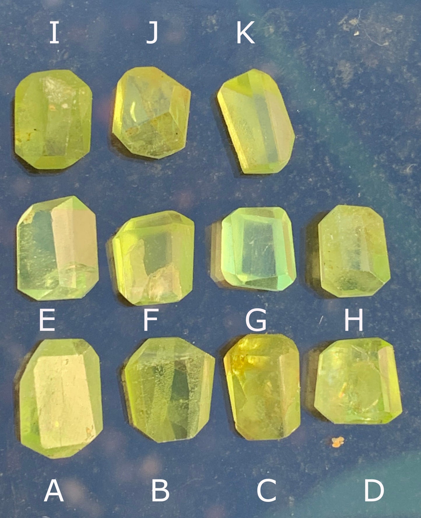 Péridot, cabochons rectangulaires a pans coupés (non percé), vendus en lot ou à l'unité, de 10mm x7 x 4 en moyenne - 5,3 grammes (lot). Parfait en collection, bijouterie, exposition...