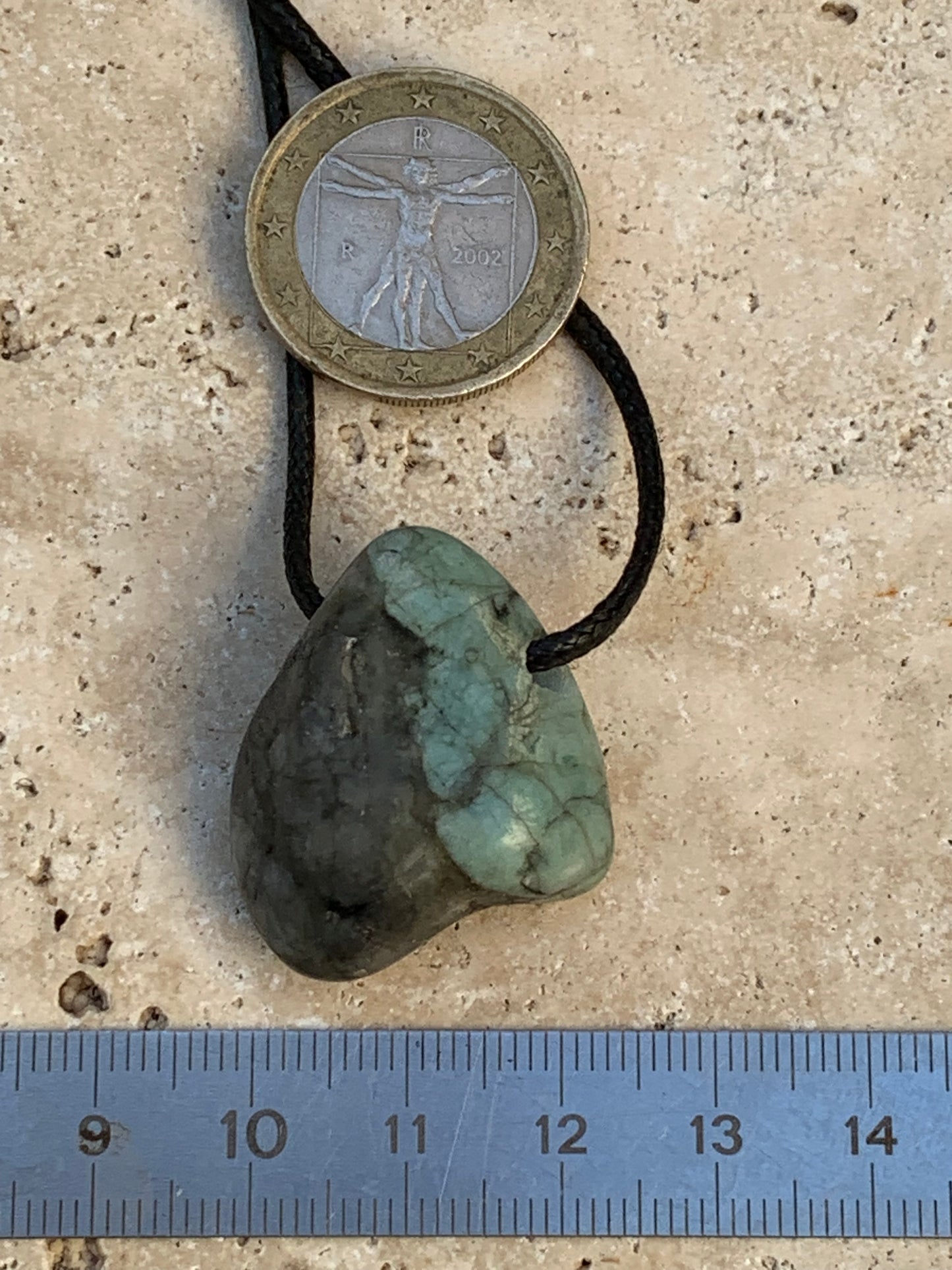 Émeraude, pierre brute percée de 29mm x25 x14 - 12,5 grammes. Vendu avec cordon noir réglable !