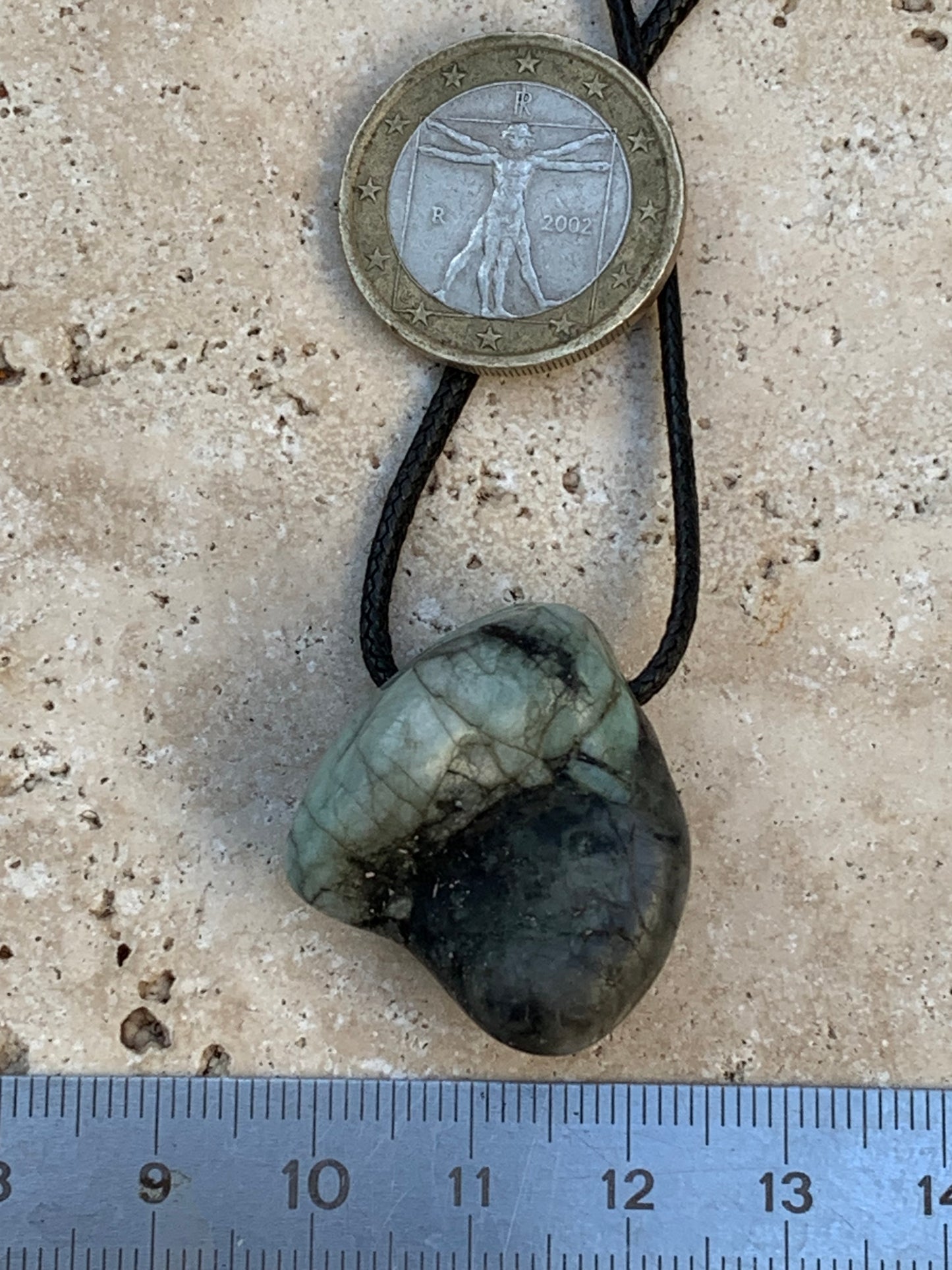 Émeraude, pierre brute percée de 29mm x25 x14 - 12,5 grammes. Vendu avec cordon noir réglable !