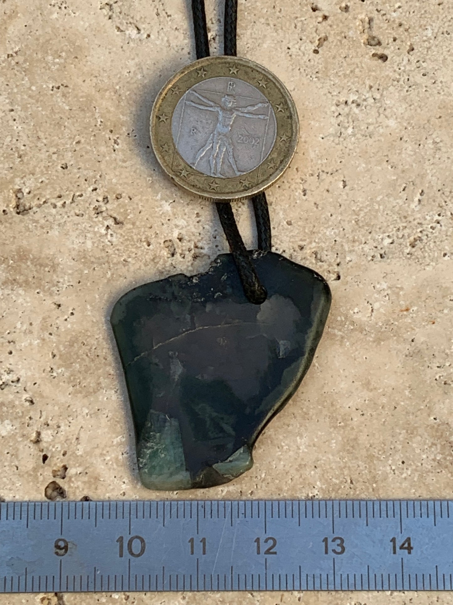 Émeraude, tranche brute percée de 41mm x31 x3 - 5,3 grammes. Vendu avec cordon noir réglable !