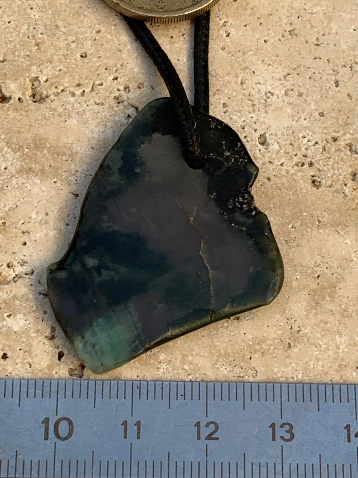 Émeraude, tranche brute percée de 41mm x31 x3 - 5,3 grammes. Vendu avec cordon noir réglable !