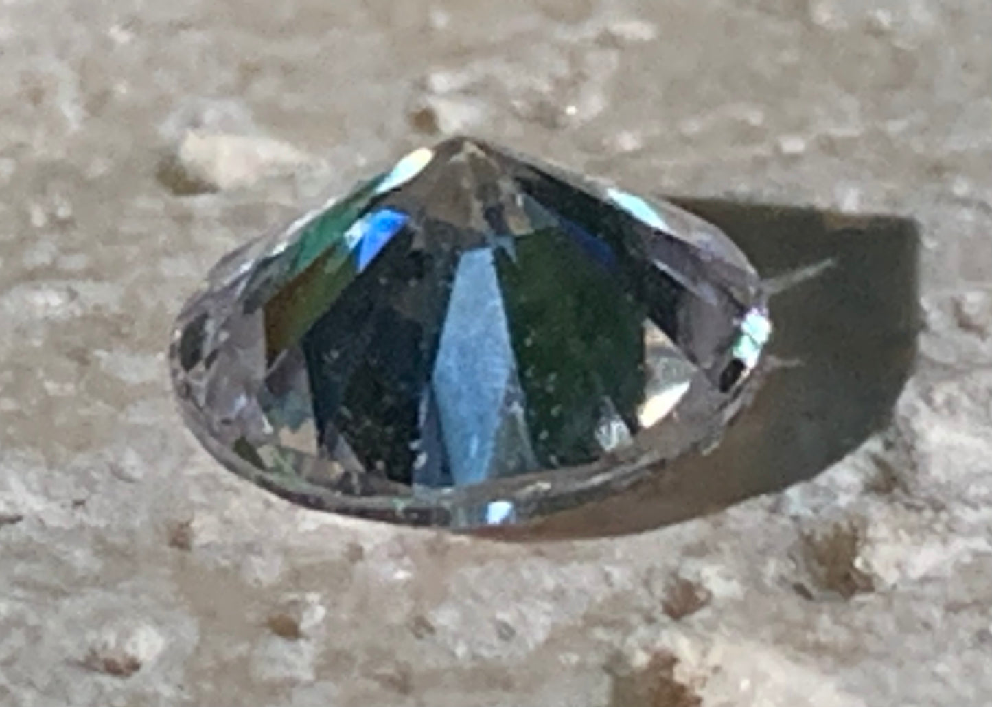 Moissanite, de 5mm x5 x4 - 1,33 carat. Excellente alternative au diamant, appréciée pour sa brillance exceptionnelle, parfait en collection, bijouterie, exposition...