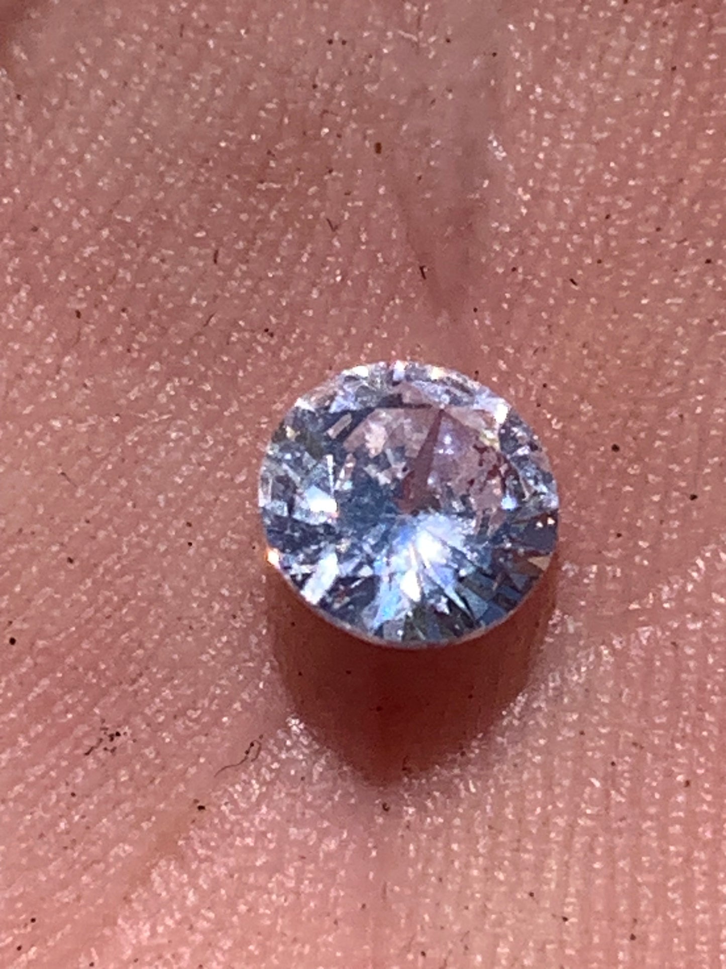 Moissanite, de 5mm x5 x4 - 1,33 carat. Excellente alternative au diamant, appréciée pour sa brillance exceptionnelle, parfait en collection, bijouterie, exposition...