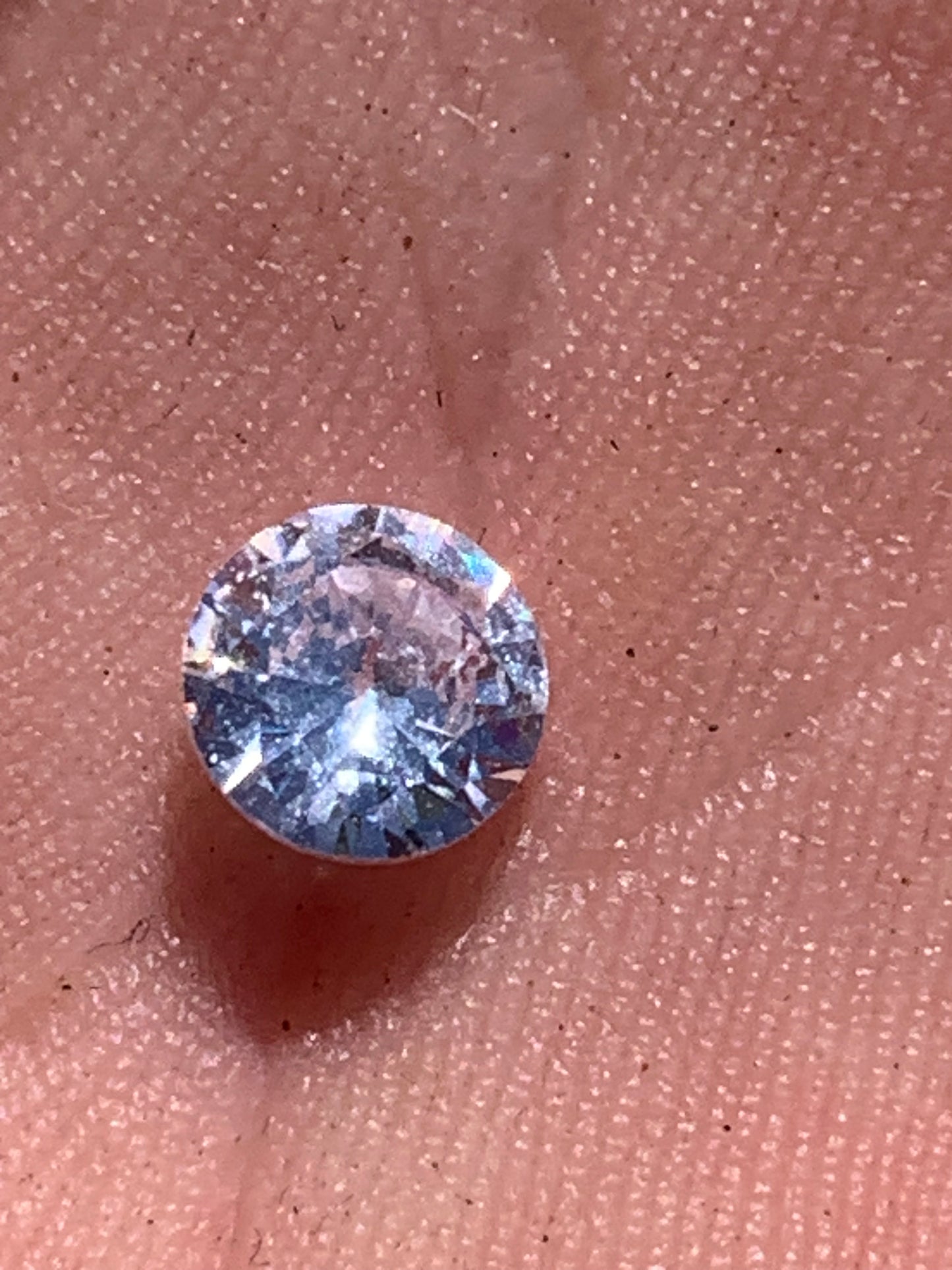 Moissanite, de 5mm x5 x4 - 1,33 carat. Excellente alternative au diamant, appréciée pour sa brillance exceptionnelle, parfait en collection, bijouterie, exposition...