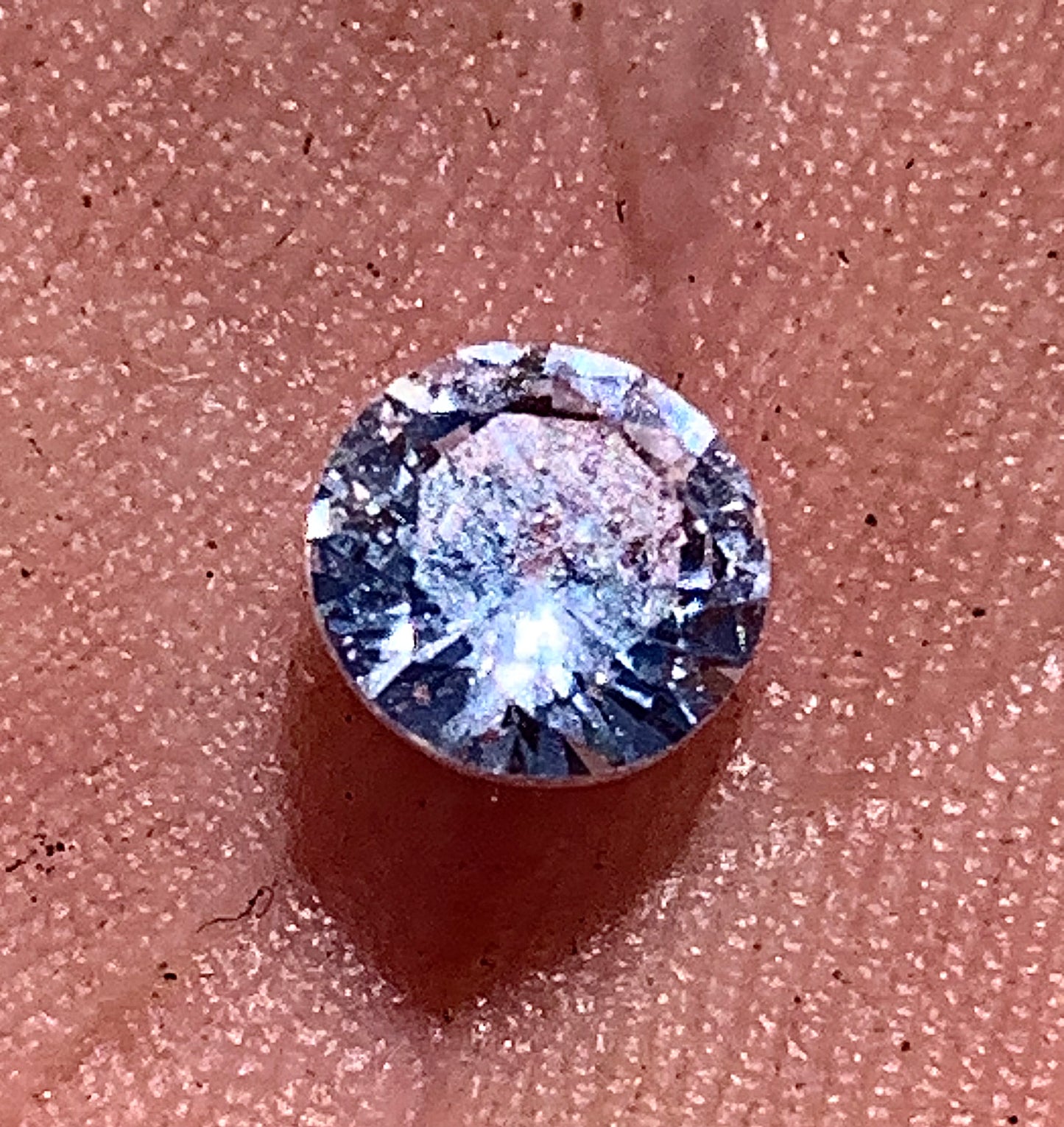 Moissanite, de 5mm x5 x4 - 1,33 carat. Excellente alternative au diamant, appréciée pour sa brillance exceptionnelle, parfait en collection, bijouterie, exposition...