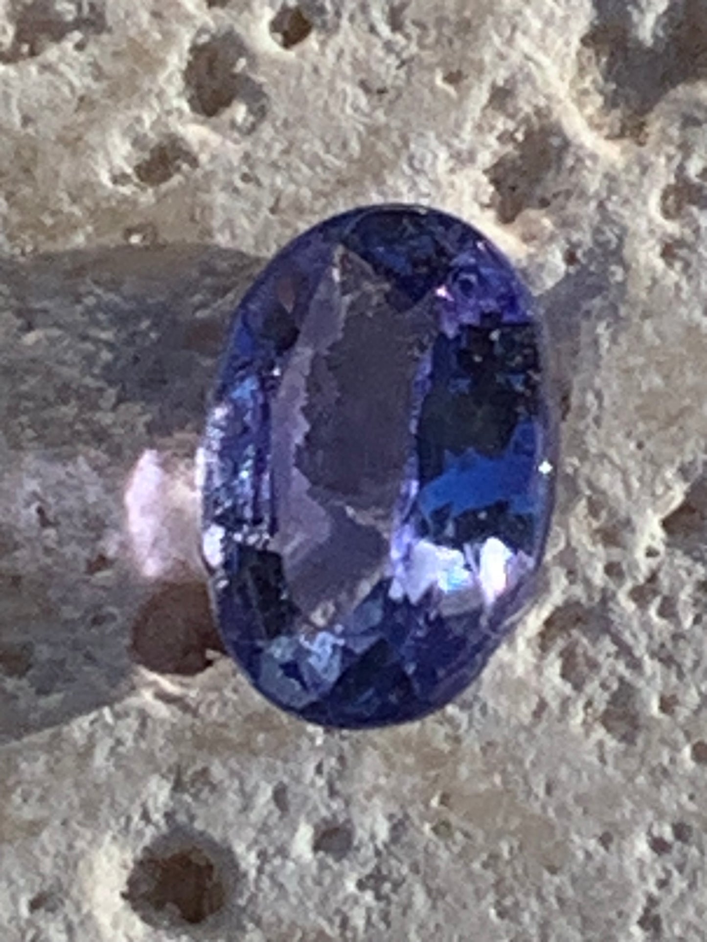 Tanzanite, superbes gemmes de 5mm x 4 x2 - 0,50 carat en moyenne. Vente à l'unité ou lot. Parfait en bijouterie, collection ,exposition...