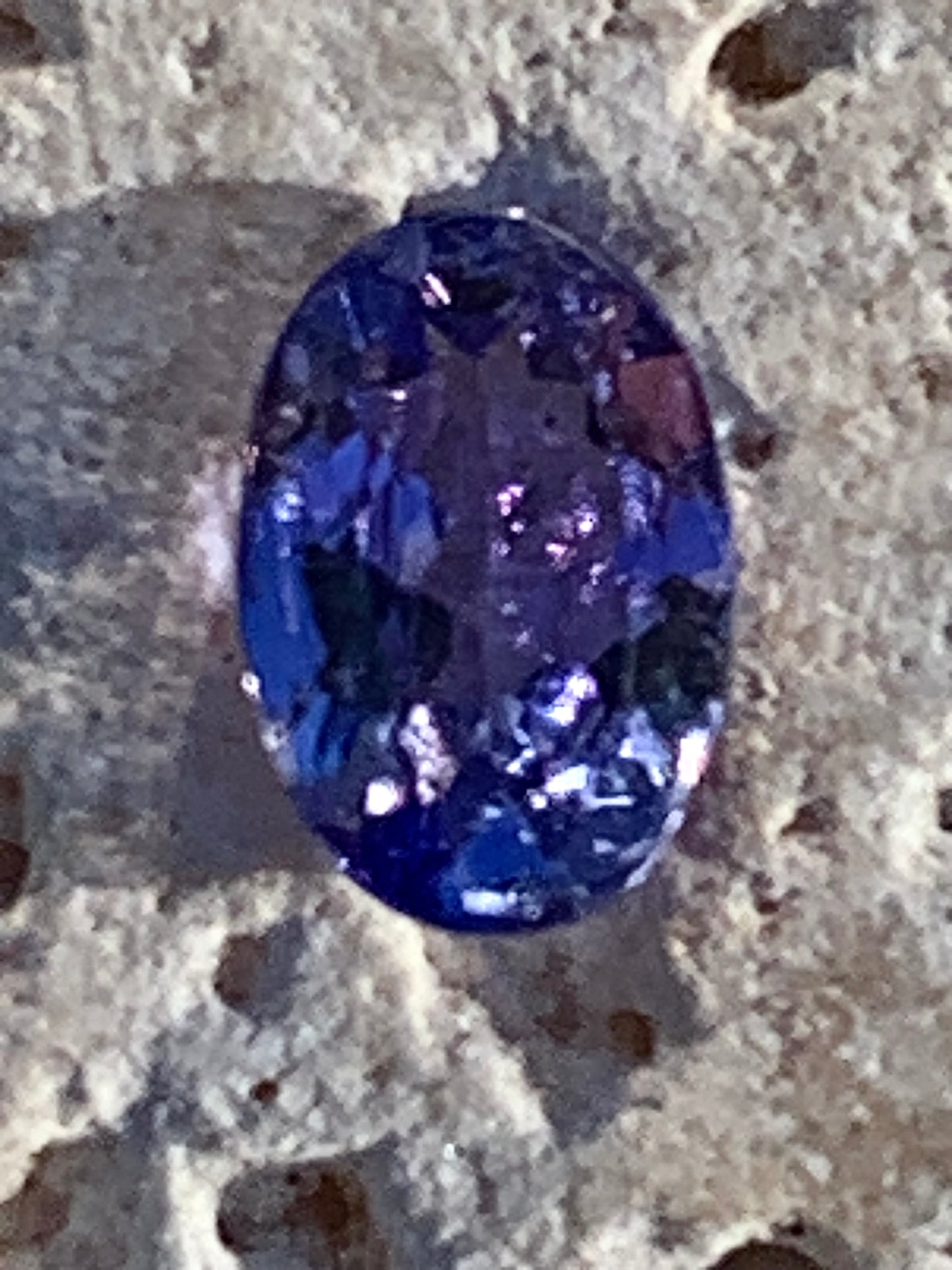 Tanzanite, superbes gemmes de 5mm x 4 x2 - 0,50 carat en moyenne. Vente à l'unité ou lot. Parfait en bijouterie, collection ,exposition...