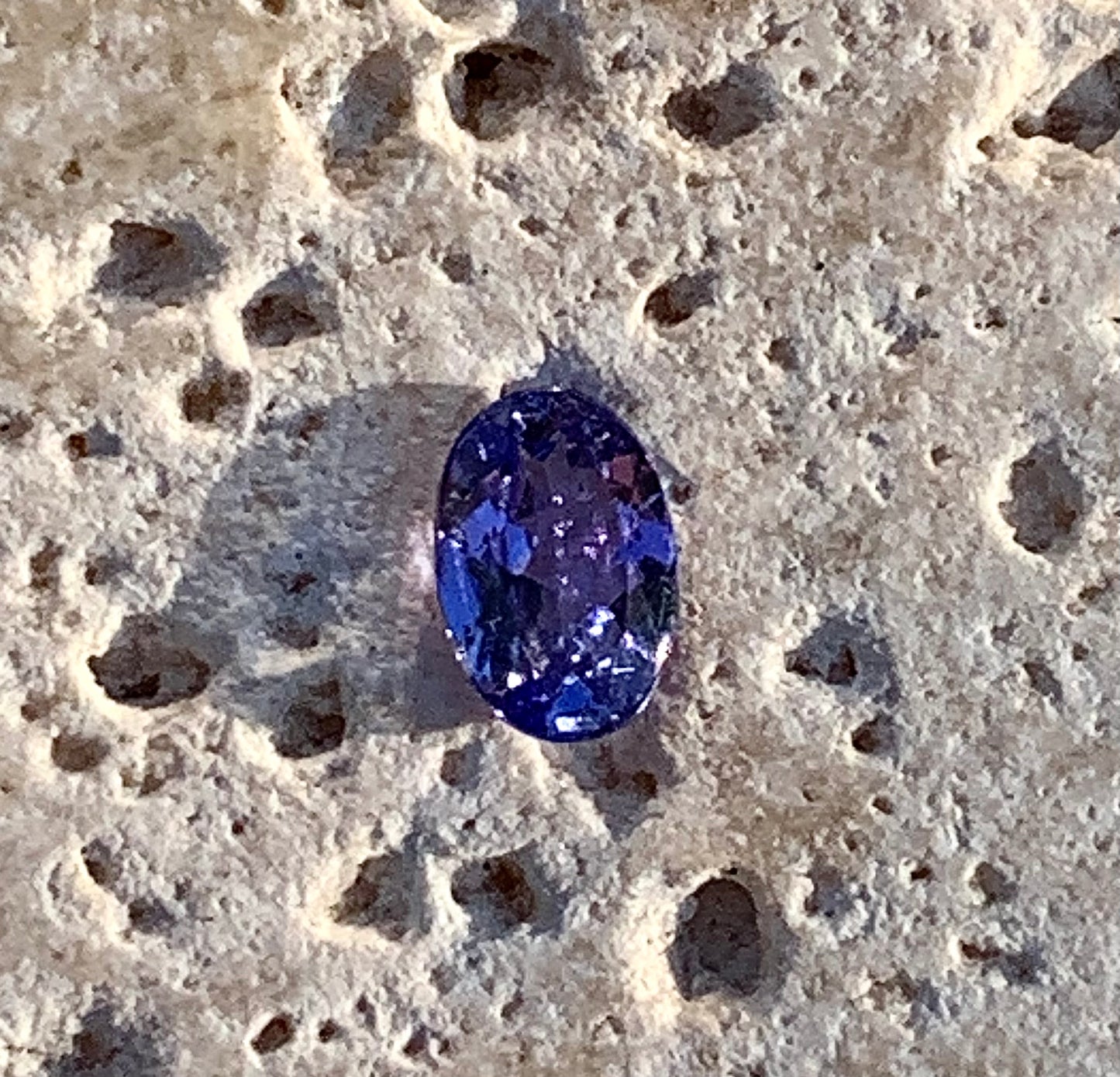 Tanzanite, superbes gemmes de 5mm x 4 x2 - 0,50 carat en moyenne. Vente à l'unité ou lot. Parfait en bijouterie, collection ,exposition...