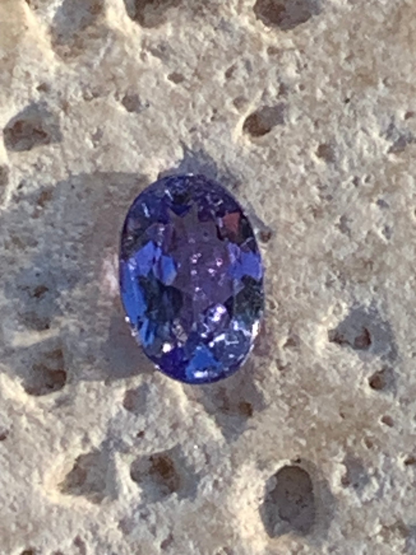 Tanzanite, superbes gemmes de 5mm x 4 x2 - 0,50 carat en moyenne. Vente à l'unité ou lot. Parfait en bijouterie, collection ,exposition...