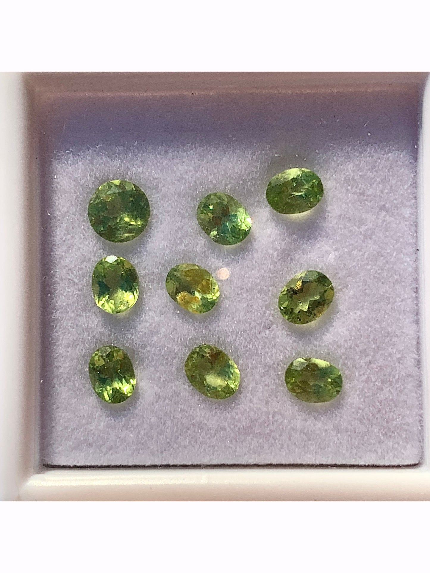 Péridot, pierres facettées vendus en lot ou à l'unité, de 5mm x4 x2 environ - 0,5 carat en moyenne. Parfait en collection, bijouterie, exposition...