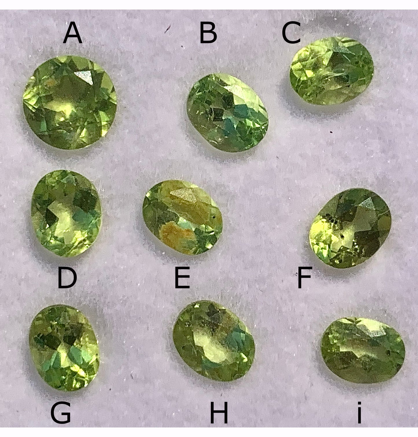 Péridot, pierres facettées vendus en lot ou à l'unité, de 5mm x4 x2 environ - 0,5 carat en moyenne. Parfait en collection, bijouterie, exposition...