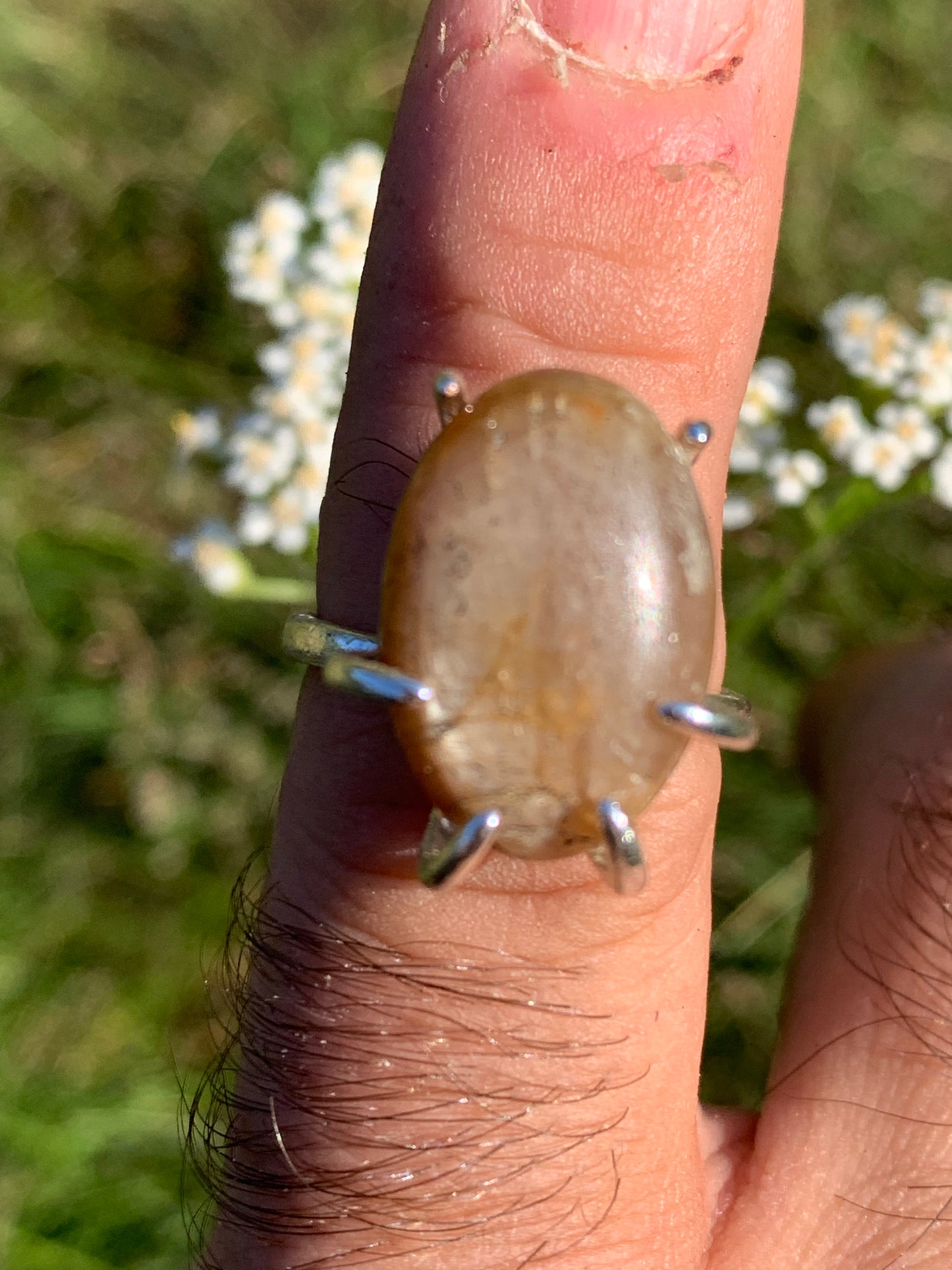 Bague en Saphir doré étoilé montée sur Argent 0.925. Taille réglable, superbe pierre assez rare et peu connue !