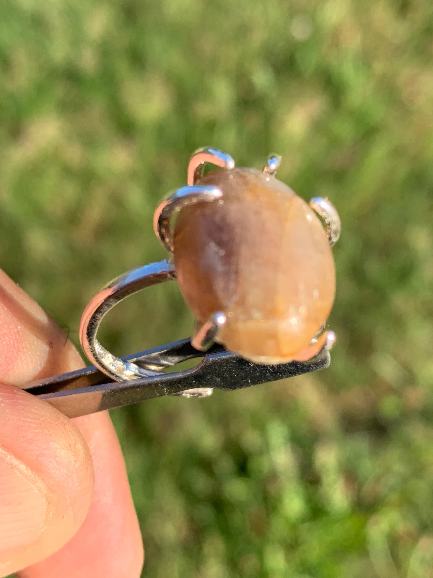 Bague en Saphir doré étoilé montée sur Argent 0.925. Taille réglable, superbe pierre assez rare et peu connue !