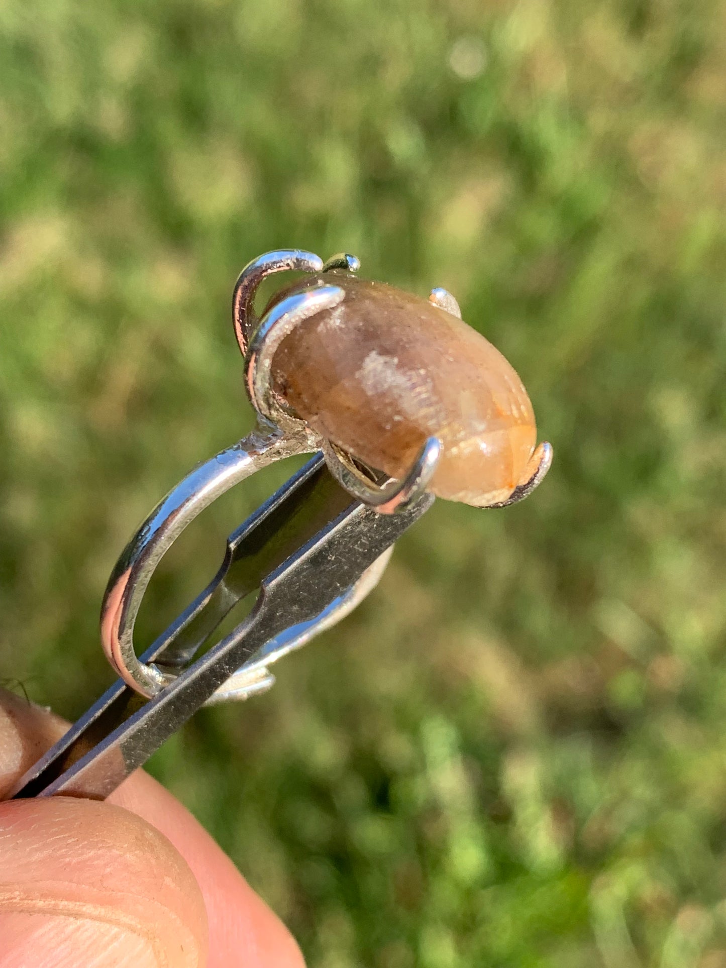 Bague en Saphir doré étoilé montée sur Argent 0.925. Taille réglable, superbe pierre assez rare et peu connue !