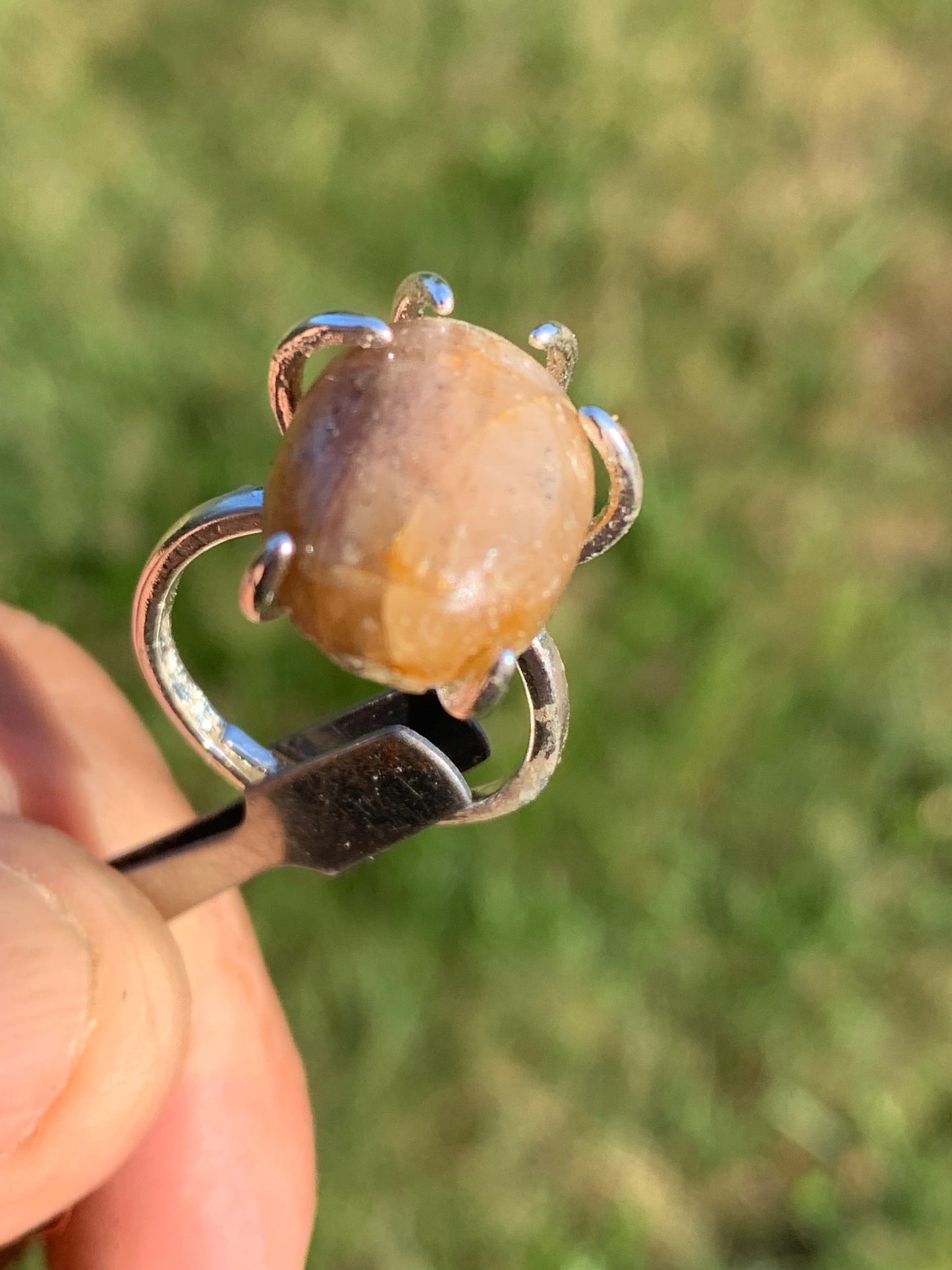 Bague en Saphir doré étoilé montée sur Argent 0.925. Taille réglable, superbe pierre assez rare et peu connue !