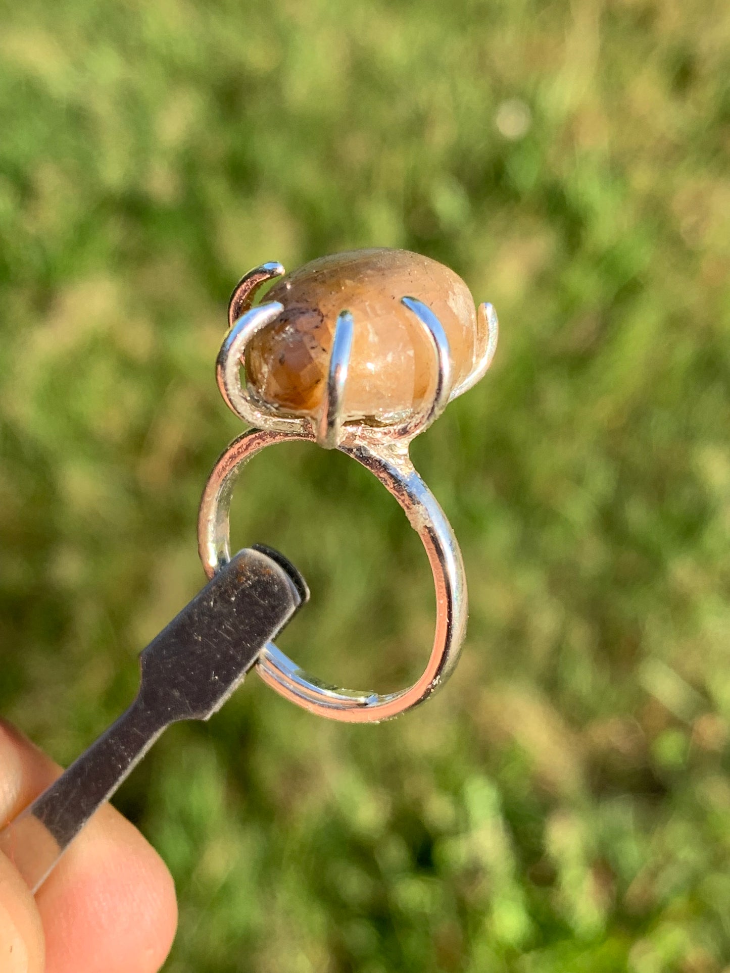 Bague en Saphir doré étoilé montée sur Argent 0.925. Taille réglable, superbe pierre assez rare et peu connue !