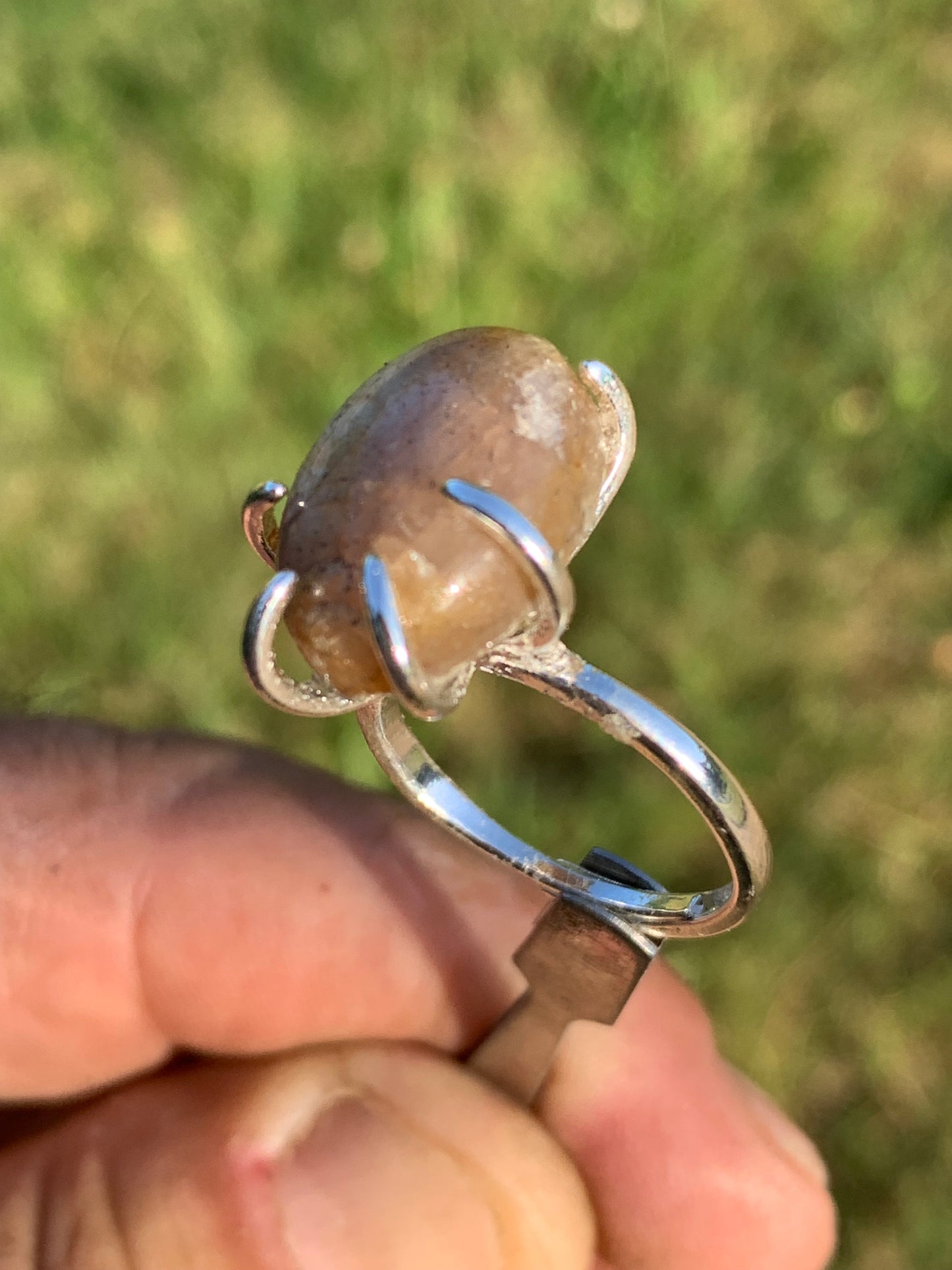 Bague en Saphir doré étoilé montée sur Argent 0.925. Taille réglable, superbe pierre assez rare et peu connue !