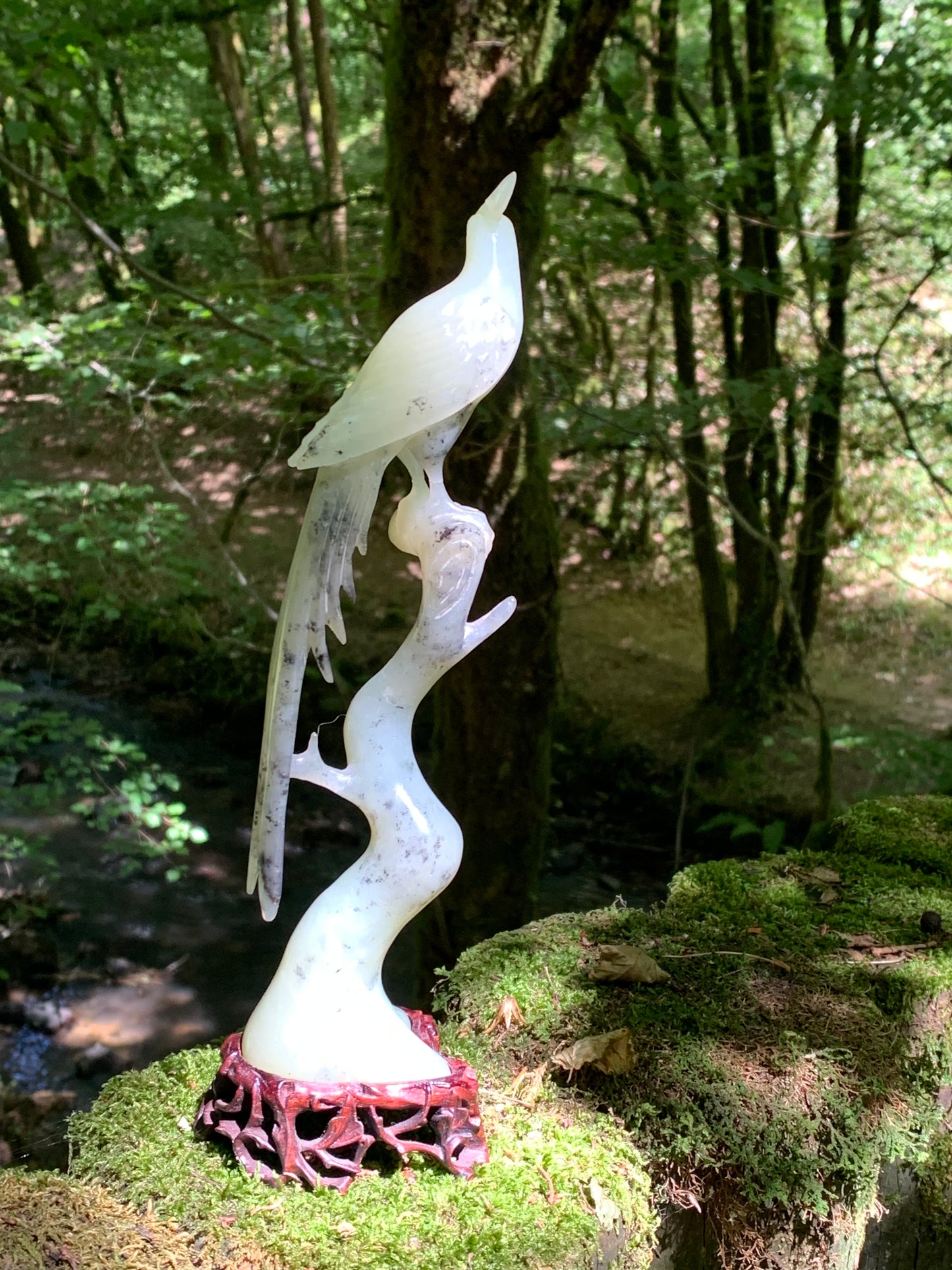 Jadéite, sculpture de Paon/ Faisan sur tronc. Sculpté à la main et base en bois ajouré. 28 centimètres de haut x 8 x 6,5. Période 20ème siécle, objet d'art rare, superbe et précieux !