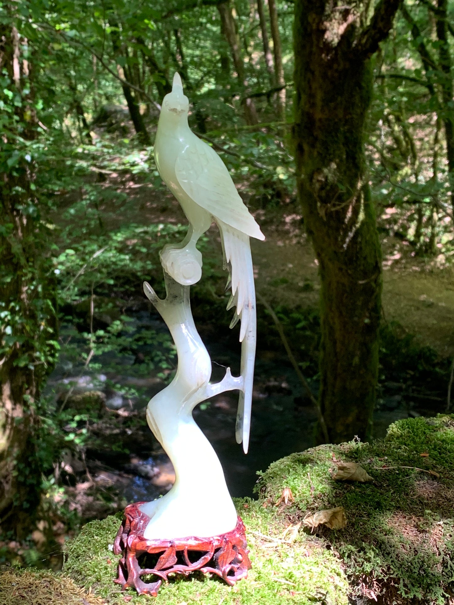 Jadéite, sculpture de Paon/ Faisan sur tronc. Sculpté à la main et base en bois ajouré. 28 centimètres de haut x 8 x 6,5. Période 20ème siécle, objet d'art rare, superbe et précieux !