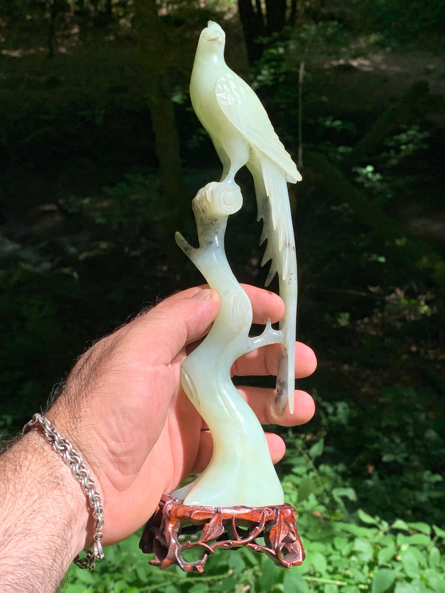 Jadéite, sculpture de Paon/ Faisan sur tronc. Sculpté à la main et base en bois ajouré. 28 centimètres de haut x 8 x 6,5. Période 20ème siécle, objet d'art rare, superbe et précieux !