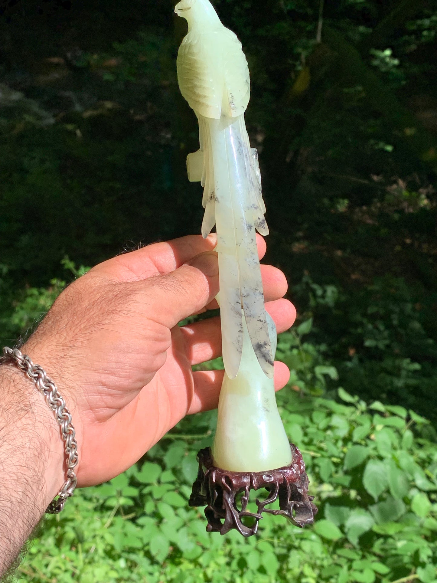 Jadéite, sculpture de Paon/ Faisan sur tronc. Sculpté à la main et base en bois ajouré. 28 centimètres de haut x 8 x 6,5. Période 20ème siécle, objet d'art rare, superbe et précieux !