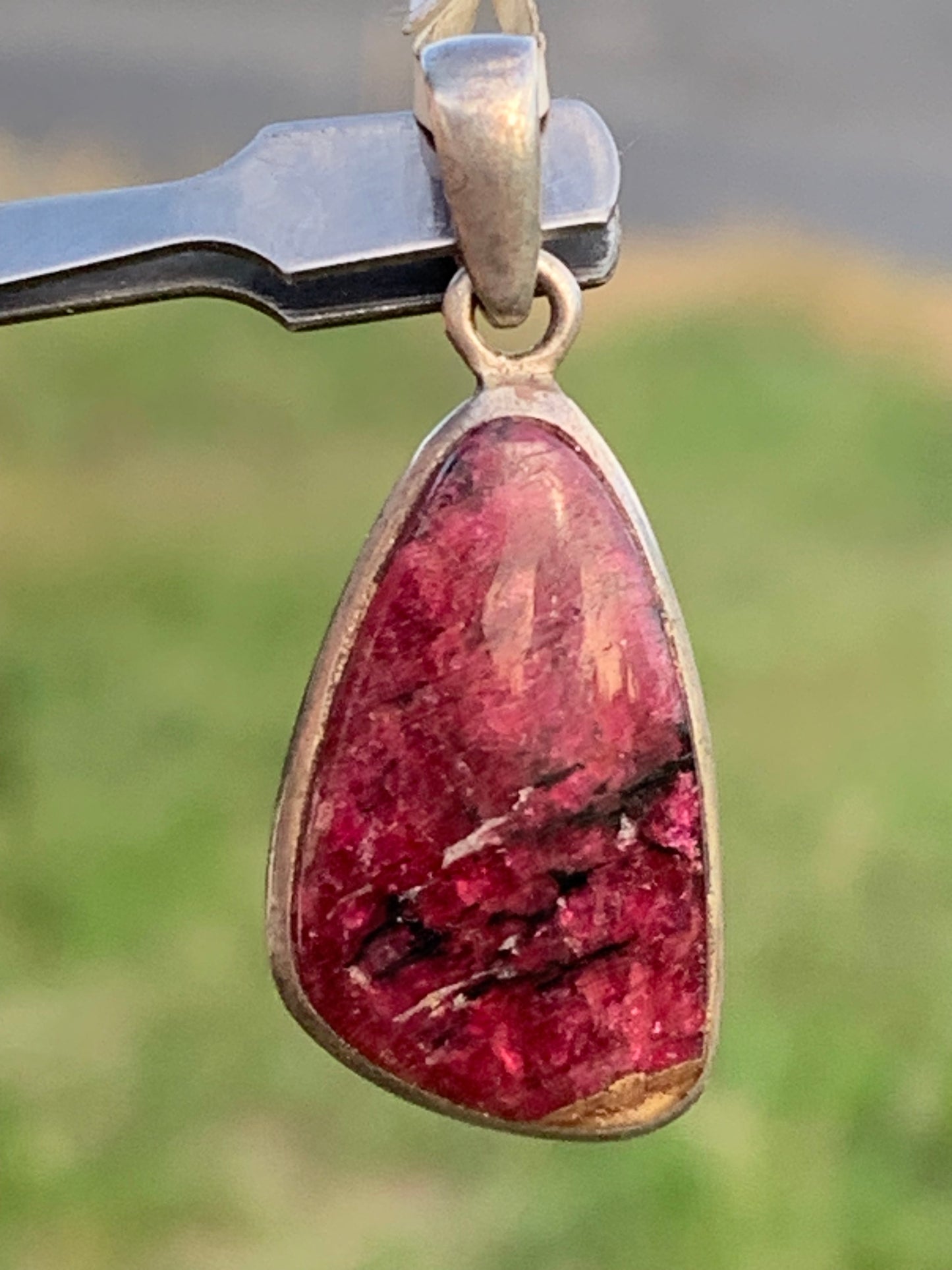 Eudialyte, pendentif en Argent 925 de 35mm de hauteur x 15 de largeur x 5 d'épaisseur - 3,7 grammes. Vendu avec cordon réglable de couleur noire !