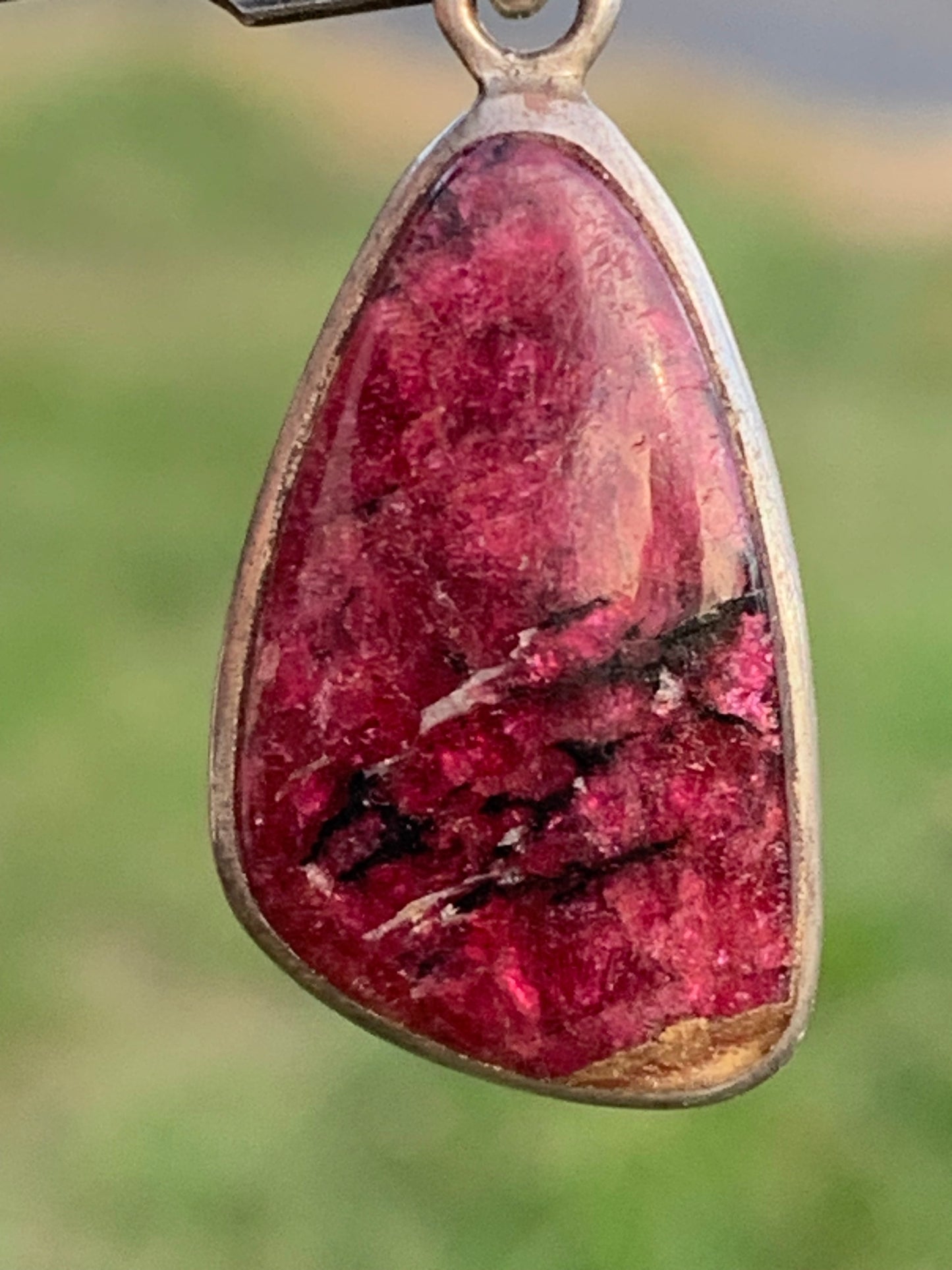 Eudialyte, pendentif en Argent 925 de 35mm de hauteur x 15 de largeur x 5 d'épaisseur - 3,7 grammes. Vendu avec cordon réglable de couleur noire !