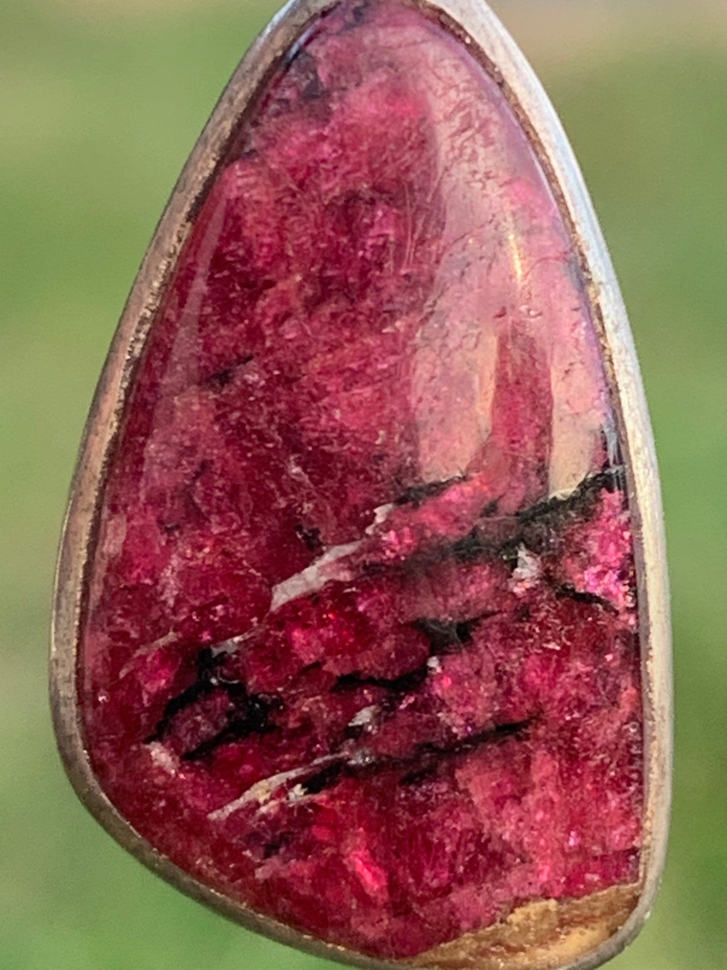 Eudialyte, pendentif en Argent 925 de 35mm de hauteur x 15 de largeur x 5 d'épaisseur - 3,7 grammes. Vendu avec cordon réglable de couleur noire !