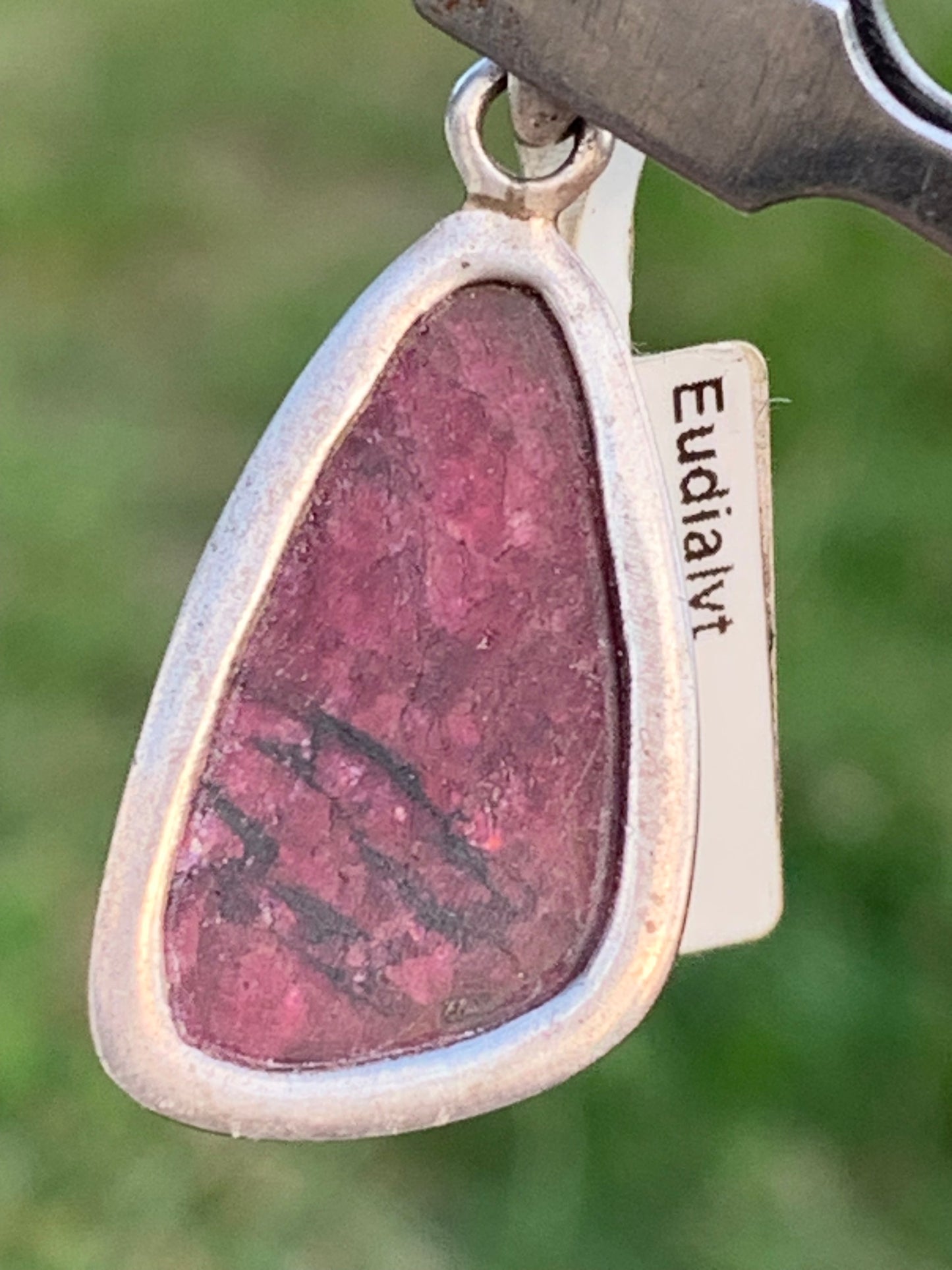 Eudialyte, pendentif en Argent 925 de 35mm de hauteur x 15 de largeur x 5 d'épaisseur - 3,7 grammes. Vendu avec cordon réglable de couleur noire !