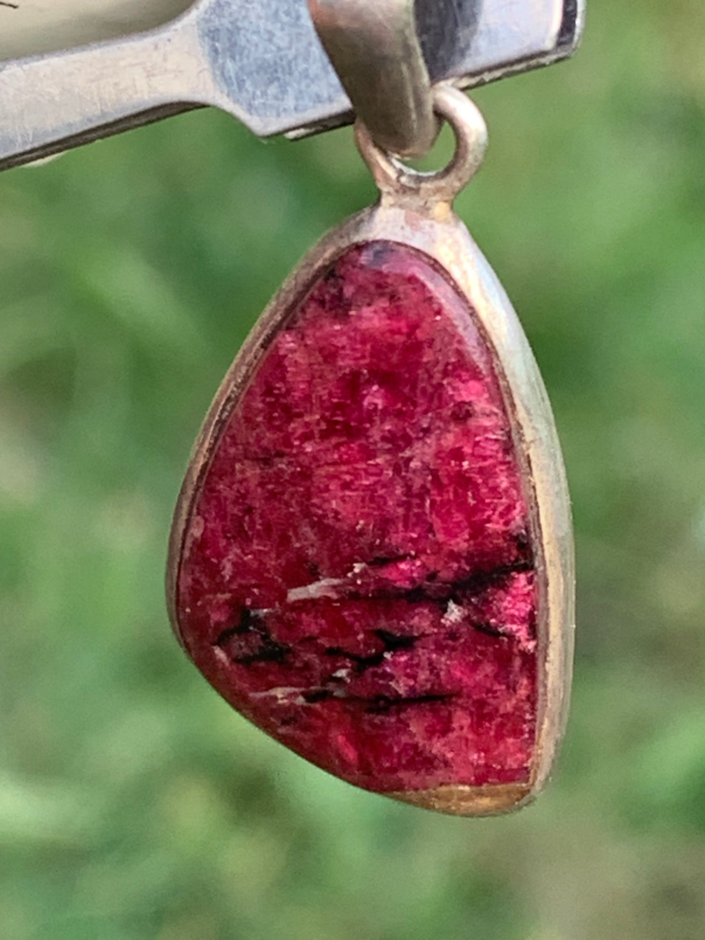Eudialyte, pendentif en Argent 925 de 35mm de hauteur x 15 de largeur x 5 d'épaisseur - 3,7 grammes. Vendu avec cordon réglable de couleur noire !