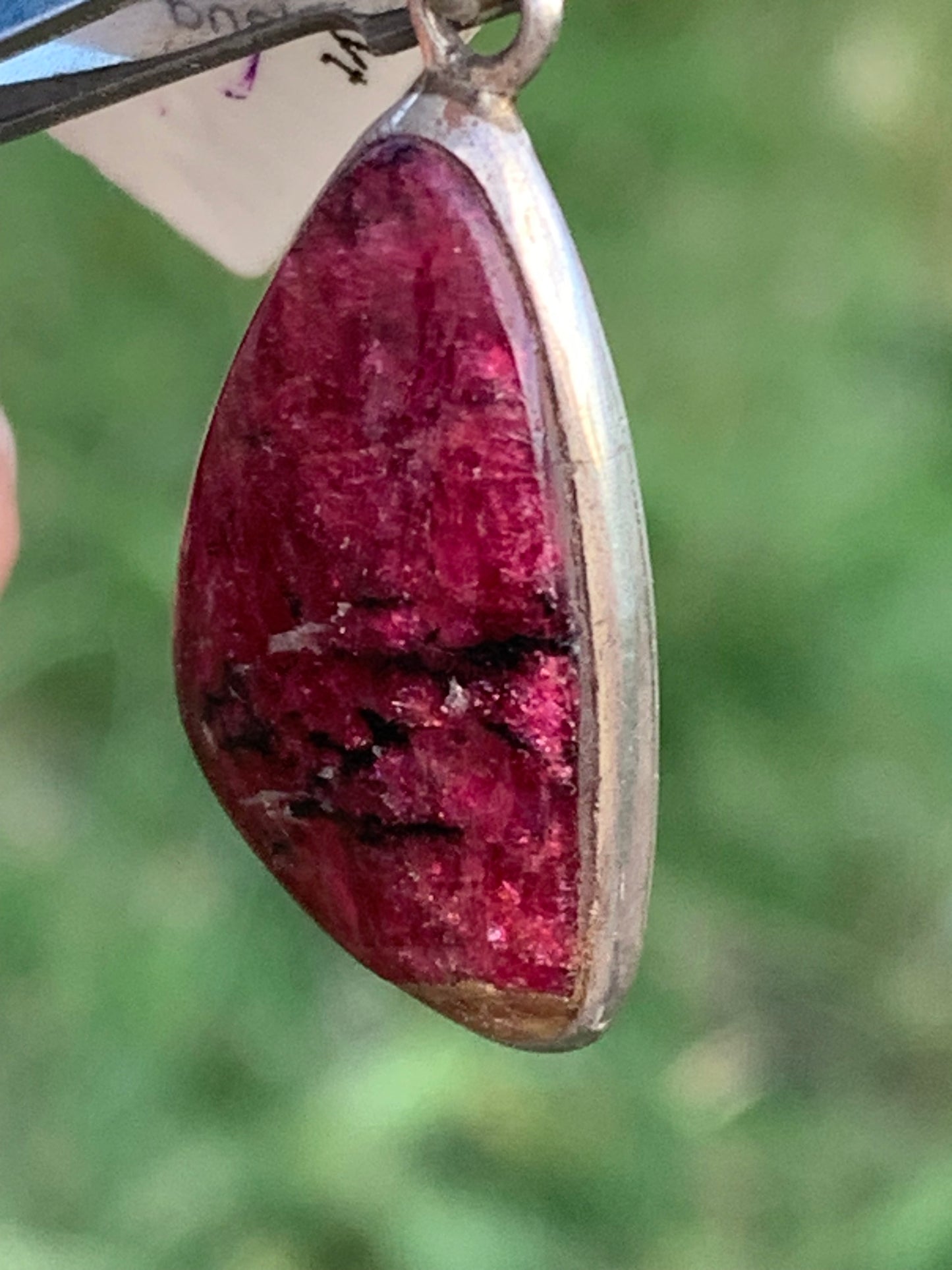Eudialyte, pendentif en Argent 925 de 35mm de hauteur x 15 de largeur x 5 d'épaisseur - 3,7 grammes. Vendu avec cordon réglable de couleur noire !
