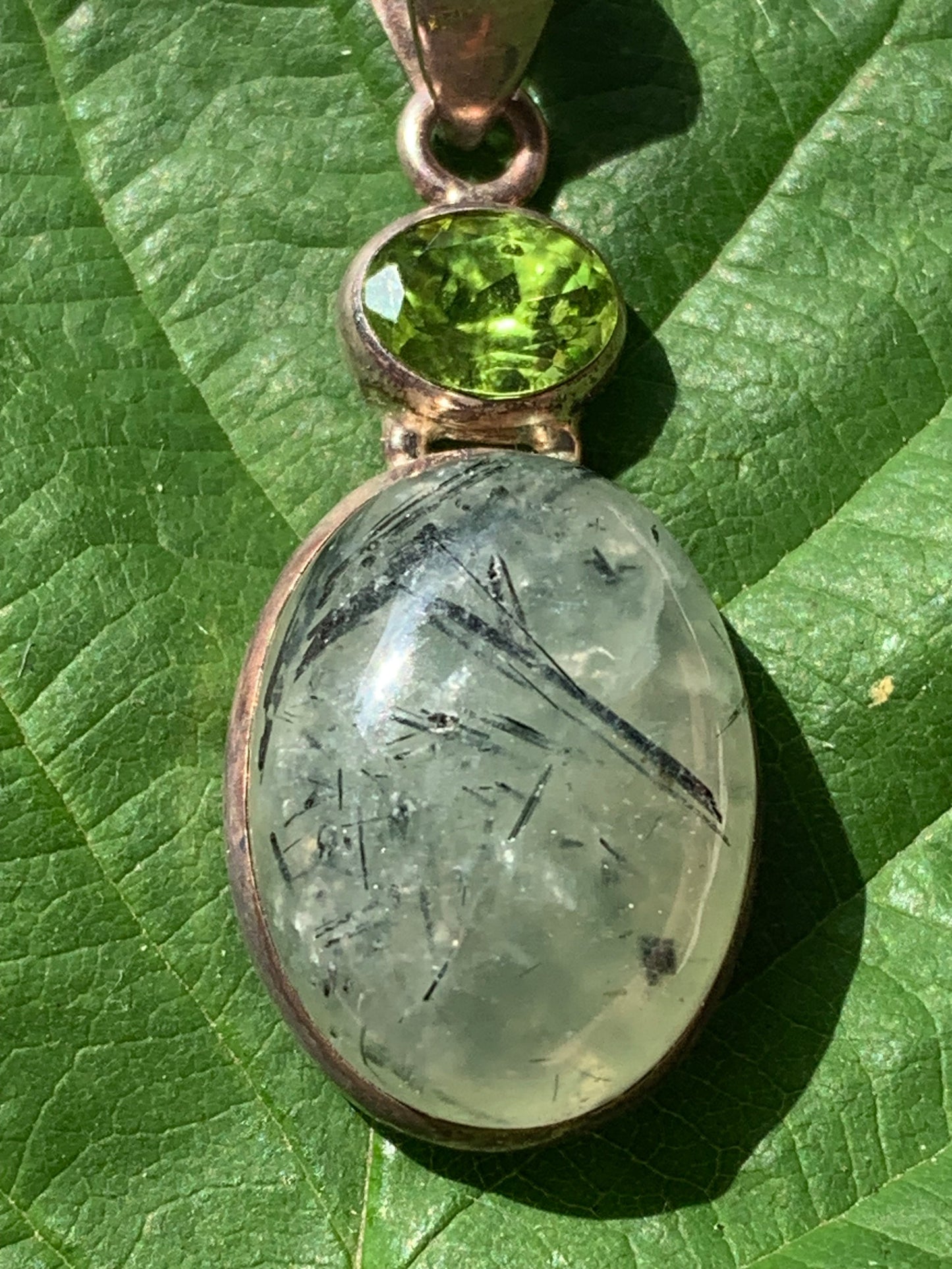 Prehnite avec Péridot, pendentif sertis Argent unique, de 42mm x17 x10. Parfait en collection, bijouterie, exposition...